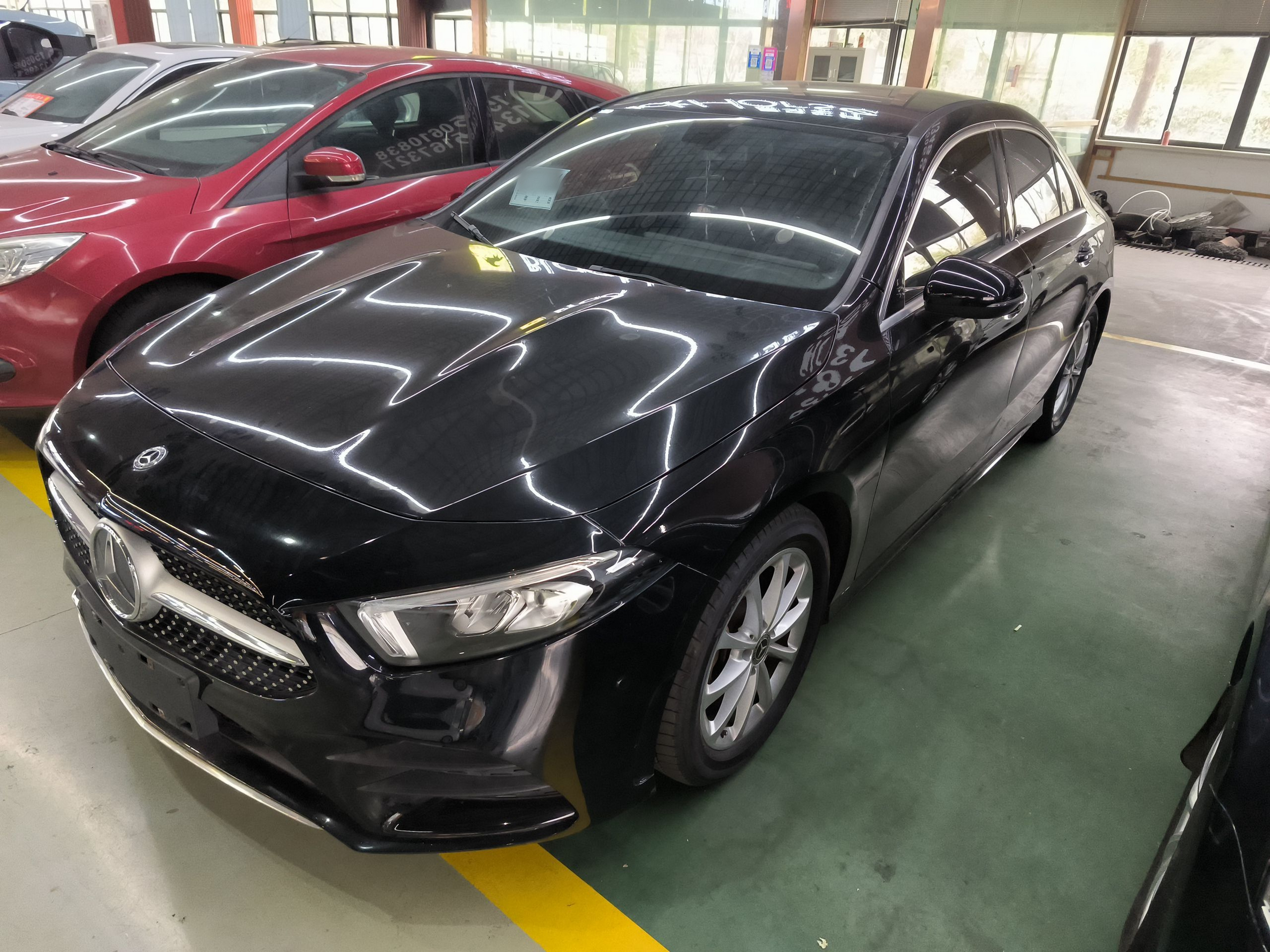 تحت مقدمة السيارة