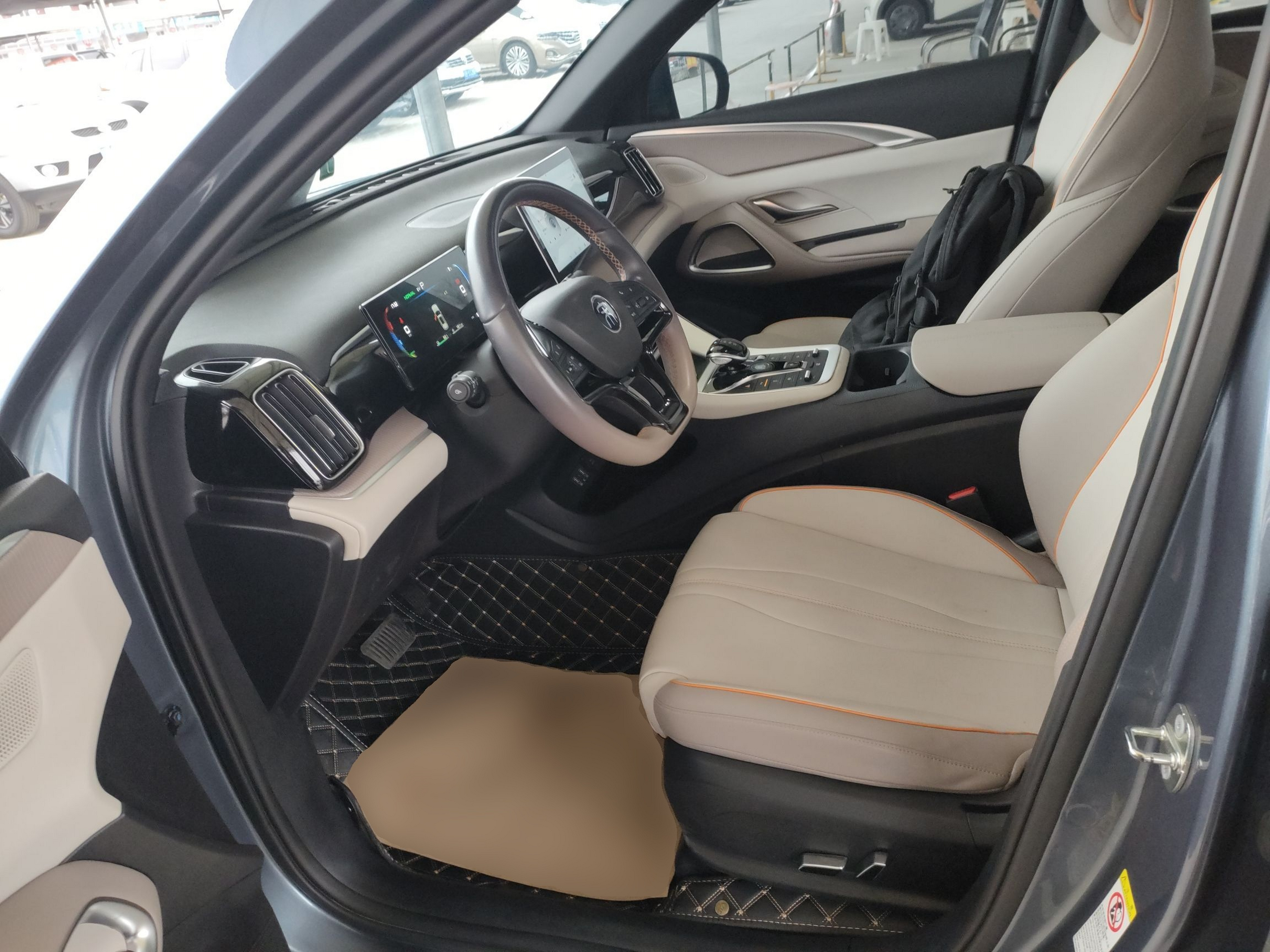 Переднее сиденье в автомобиле