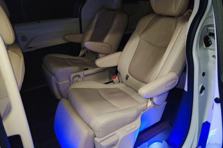 Used Toyota Sienna 2023 2.5L Hybrid Deluxe Edition
