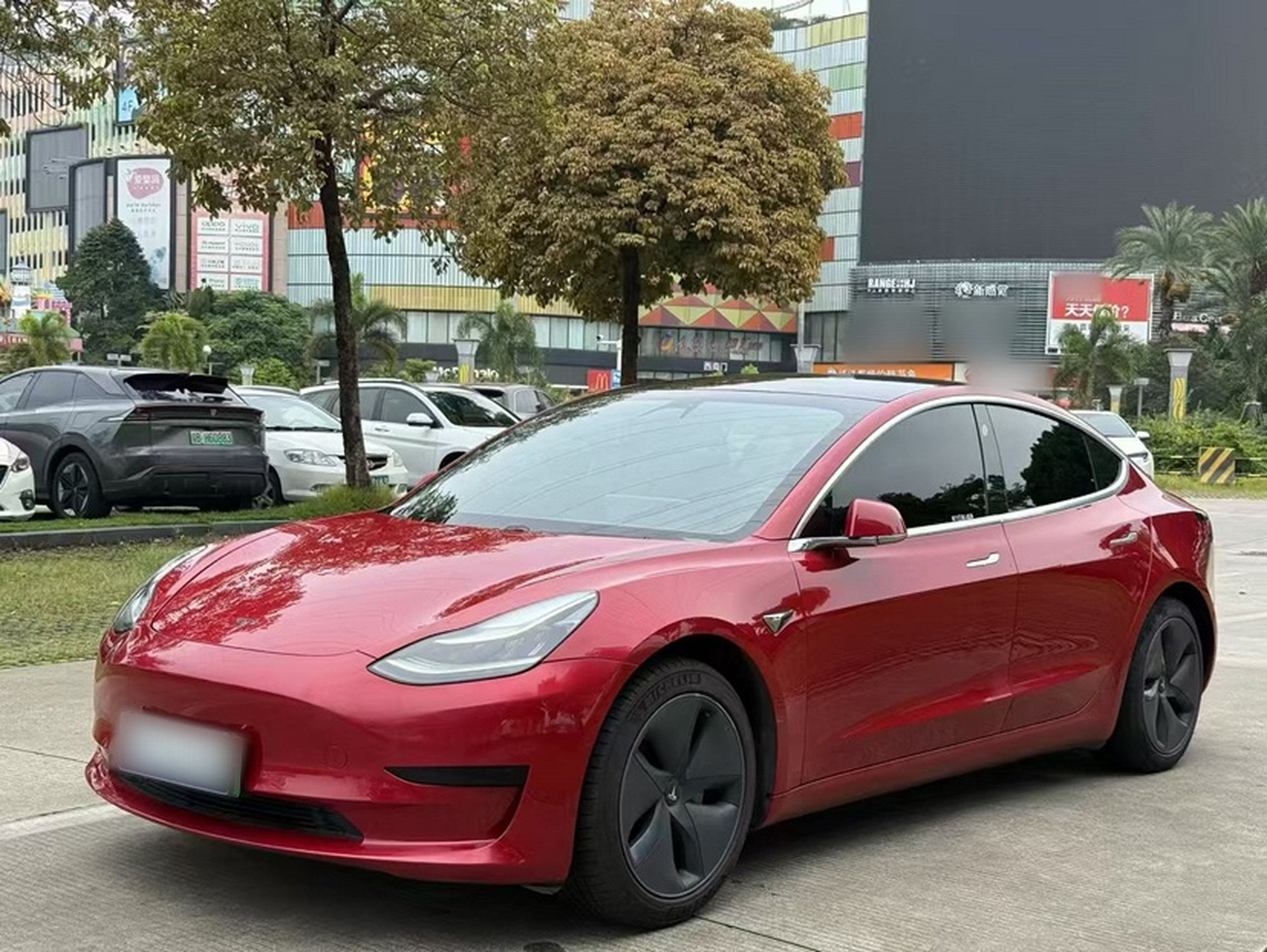 Под передней частью автомобиля