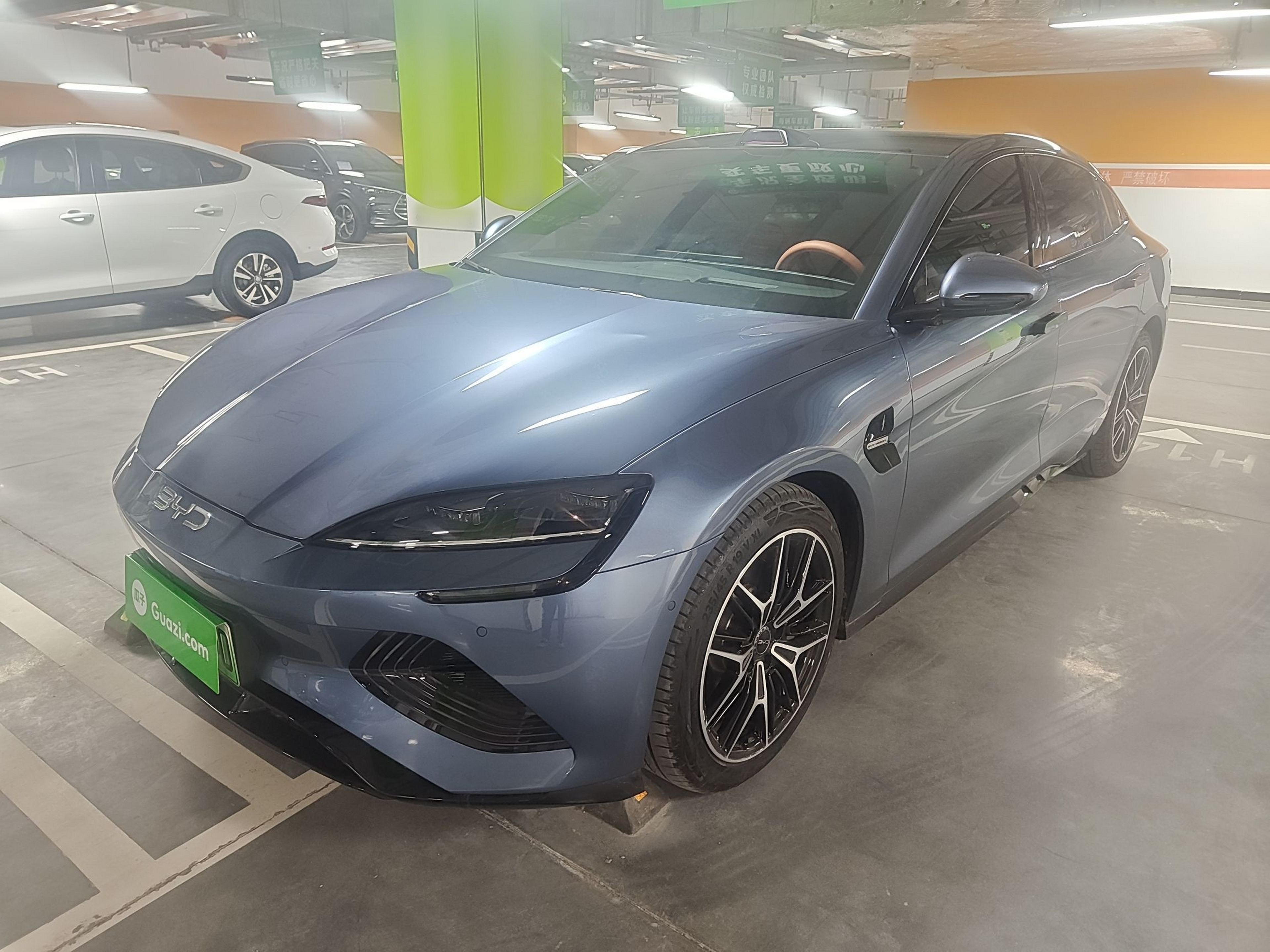 Под передней частью автомобиля