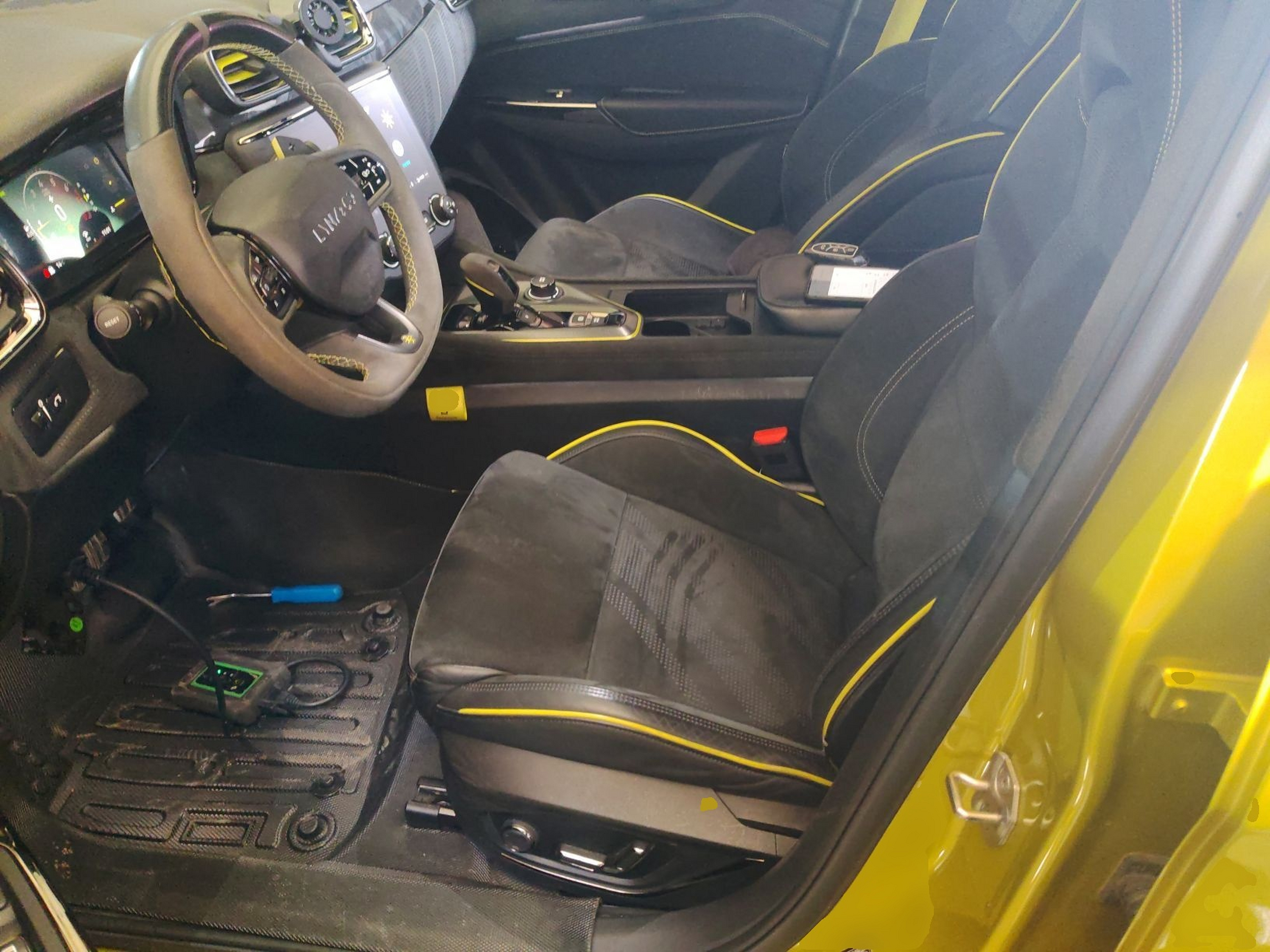 المقاعد الأمامية داخل السيارة