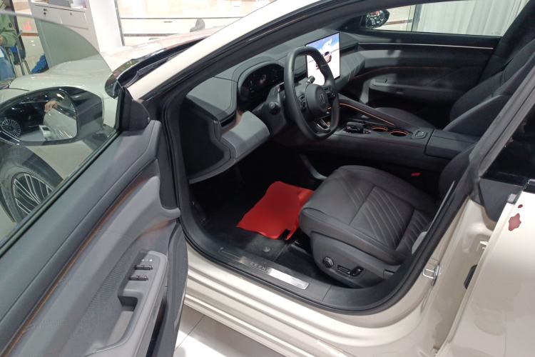 Used Zeekr 001 2025 WE Edition 100 kWh Rear-Wheel Drive
