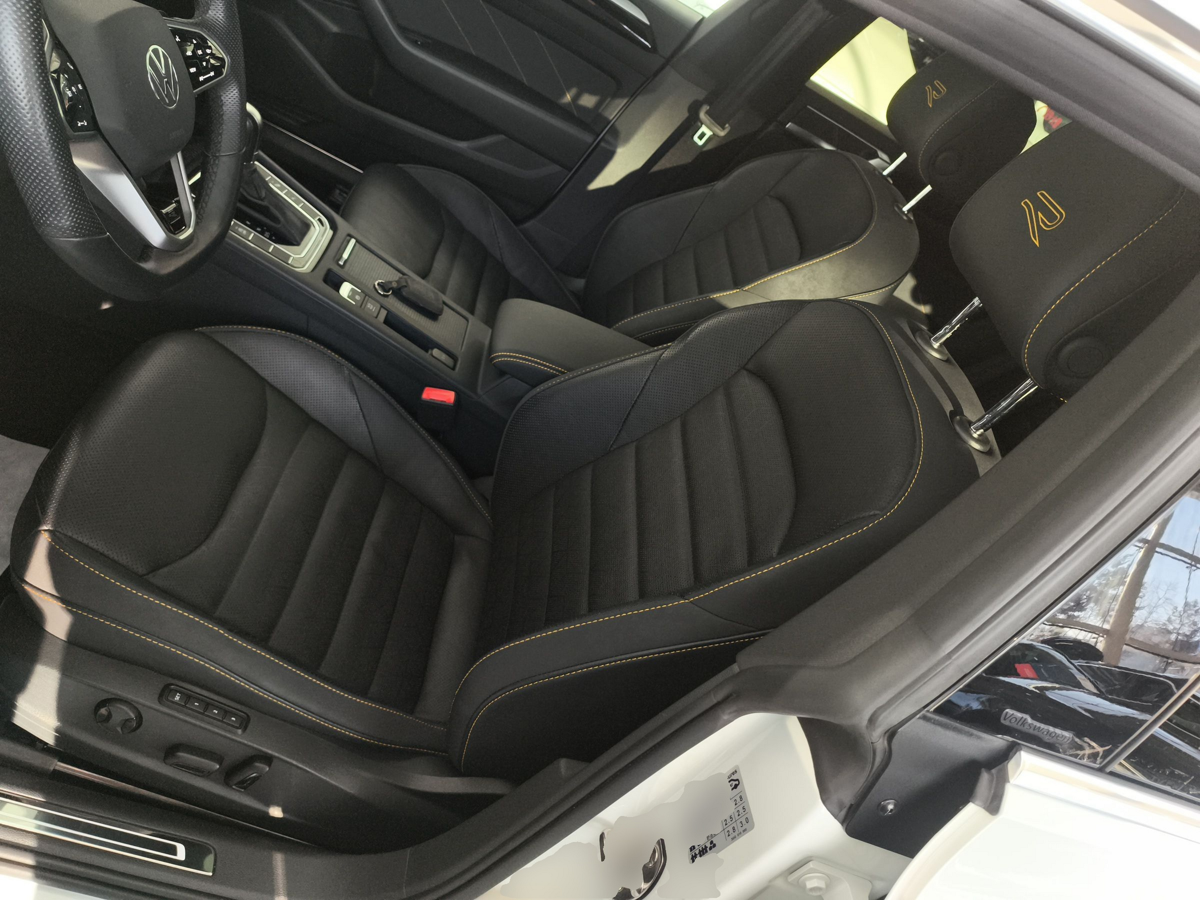 المقاعد الأمامية داخل السيارة