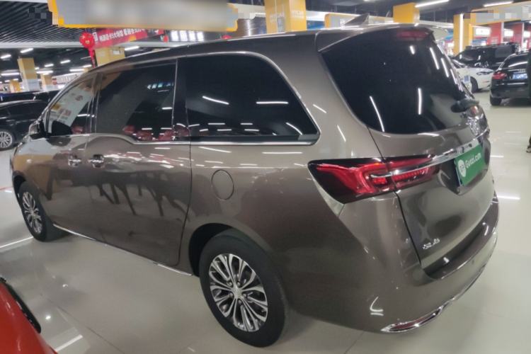 Used Buick GL8 2023 Facelifted Land Cruiser Executive Luxury Version
