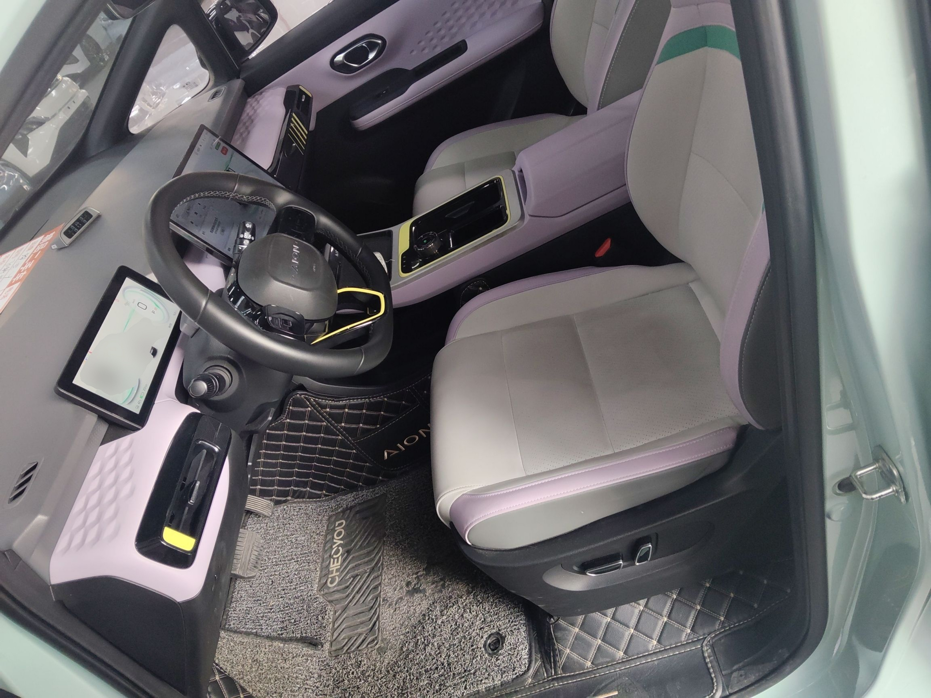 المقاعد الأمامية داخل السيارة