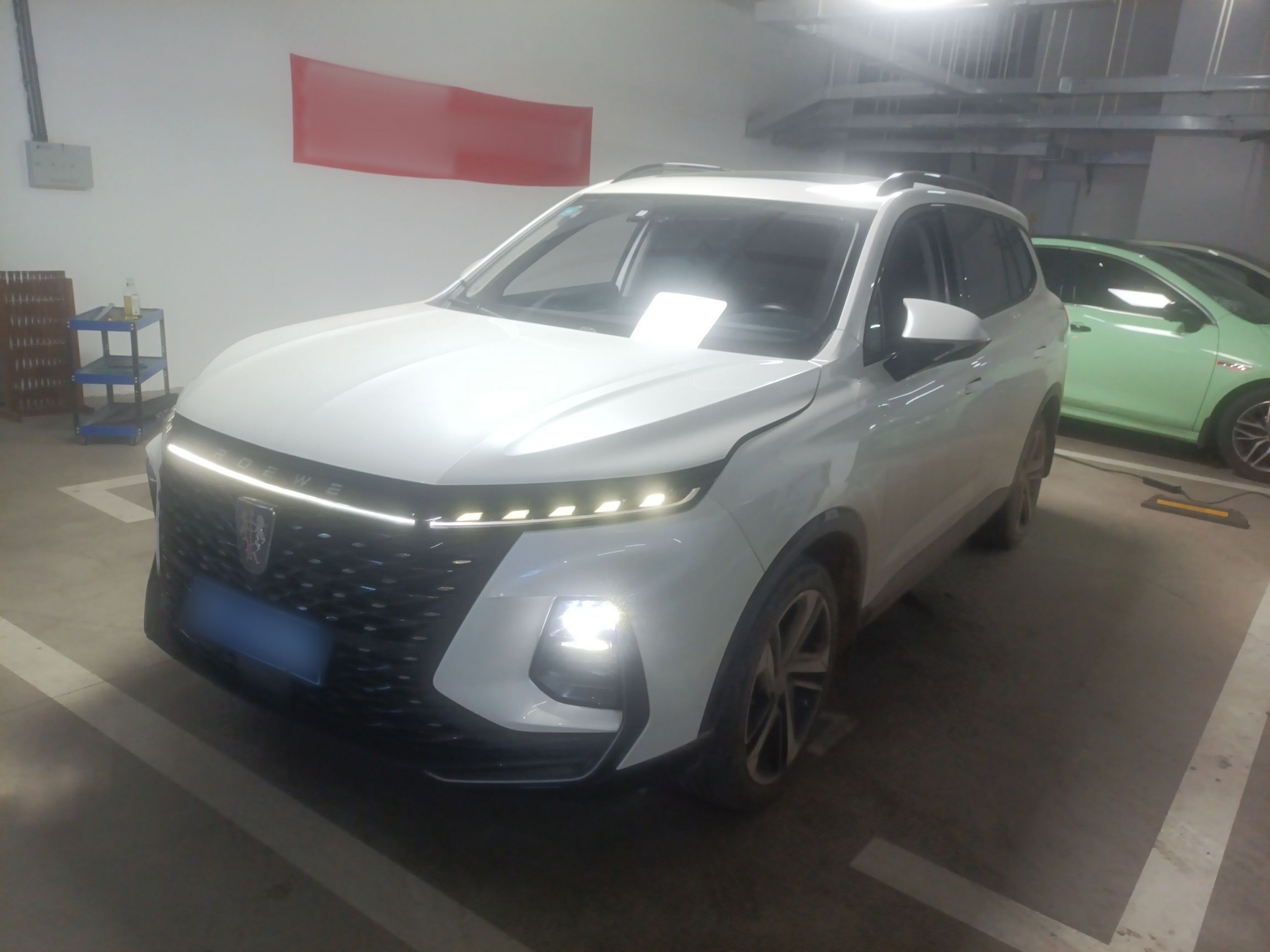 تحت مقدمة السيارة