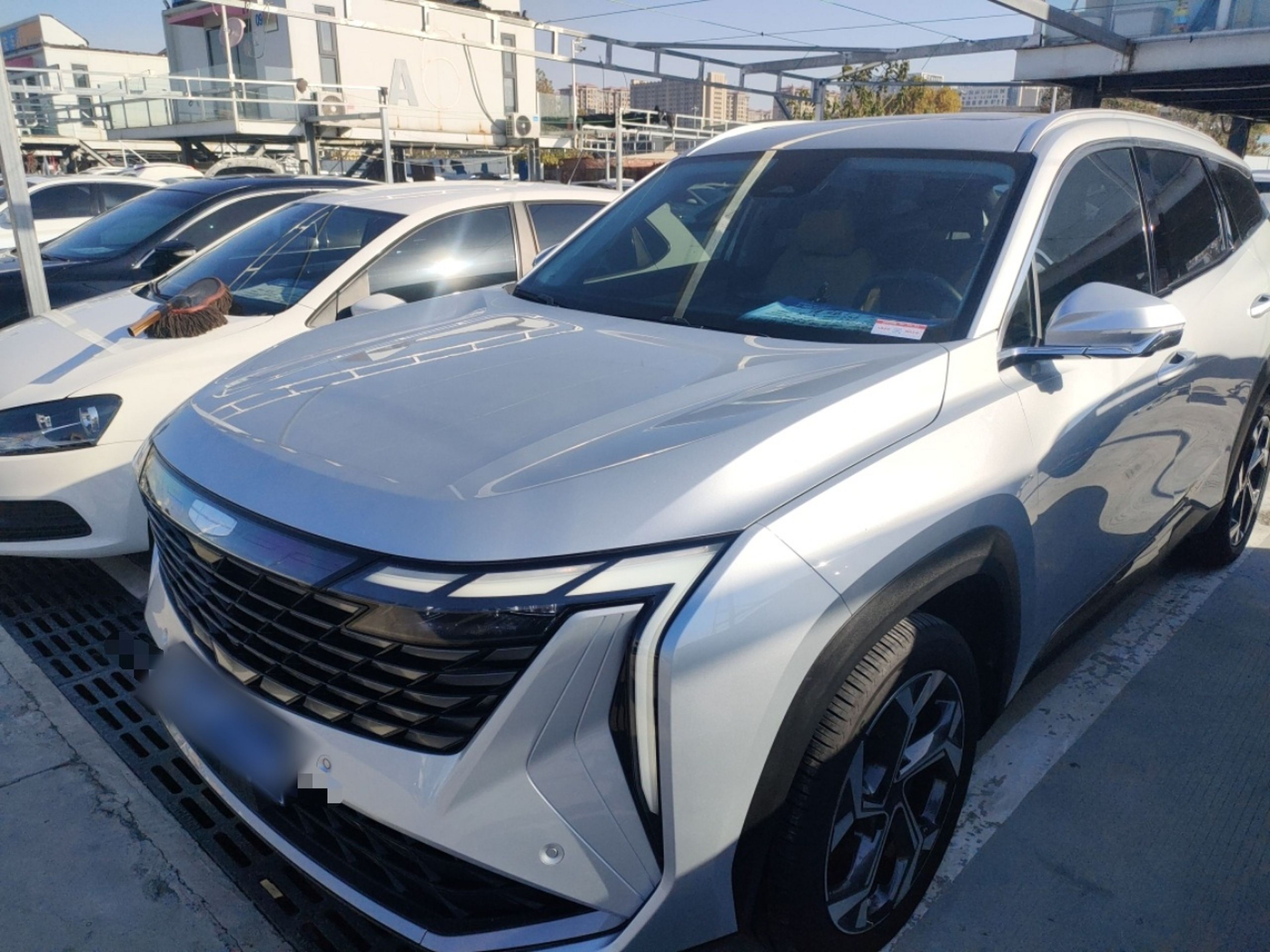 Под передней частью автомобиля