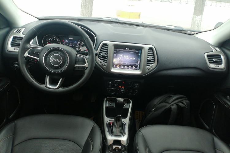 Used  Compass 2017 200T Automatic Family Edition
