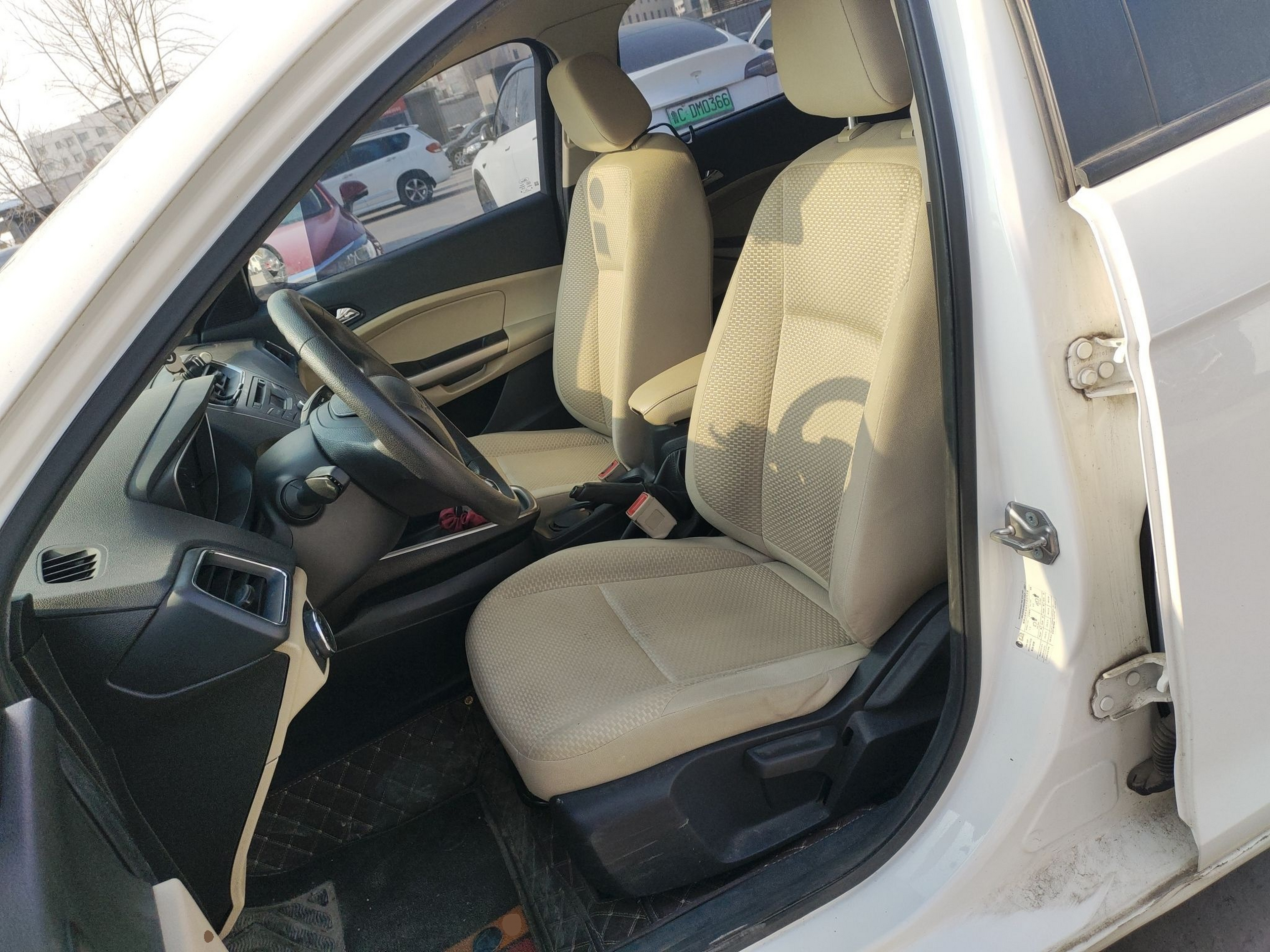 المقاعد الأمامية داخل السيارة