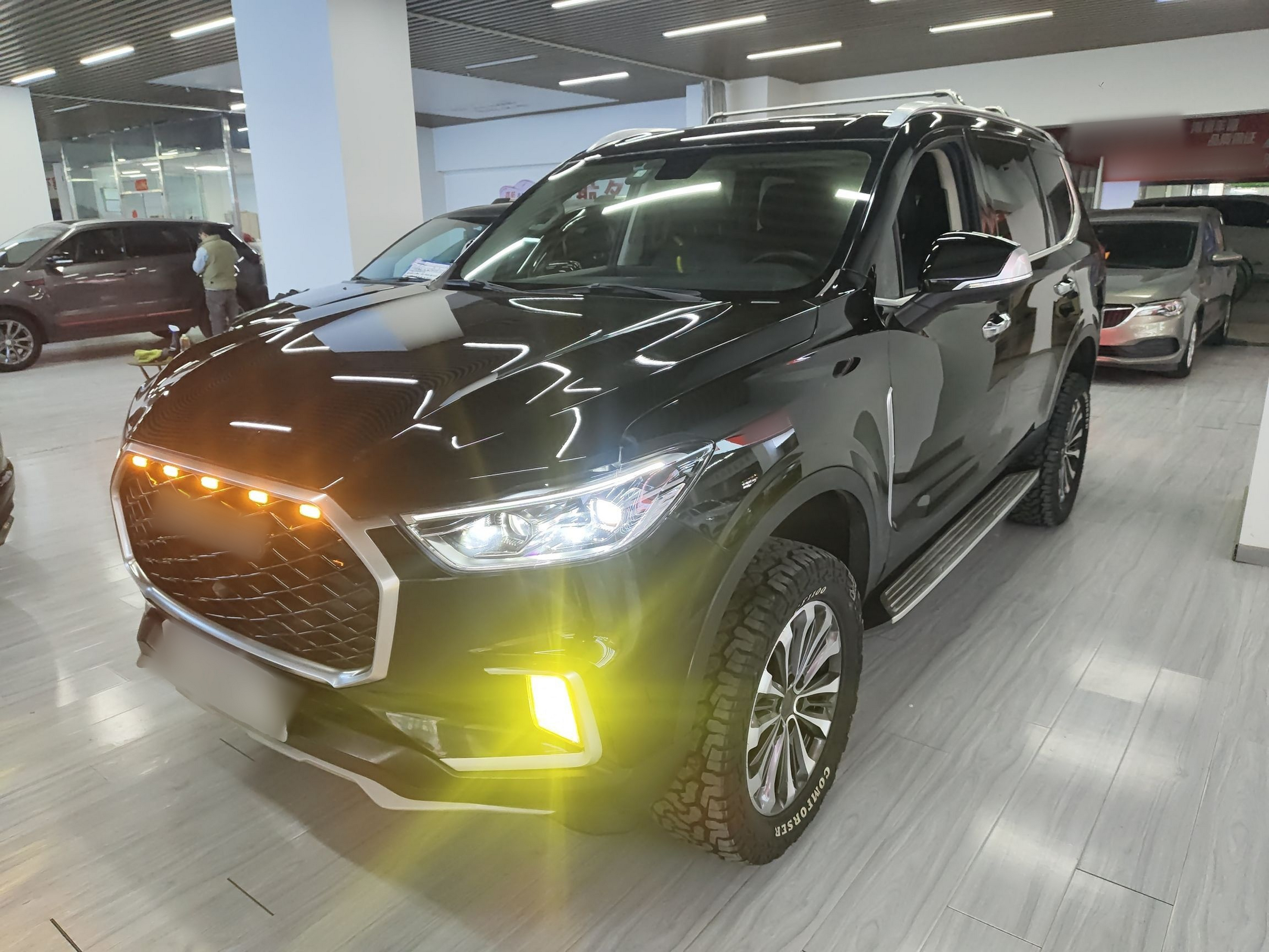 تحت مقدمة السيارة