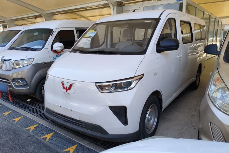 Used Wuling Yangguang 2024 300KM Comfort Version Passenger Van 75kW