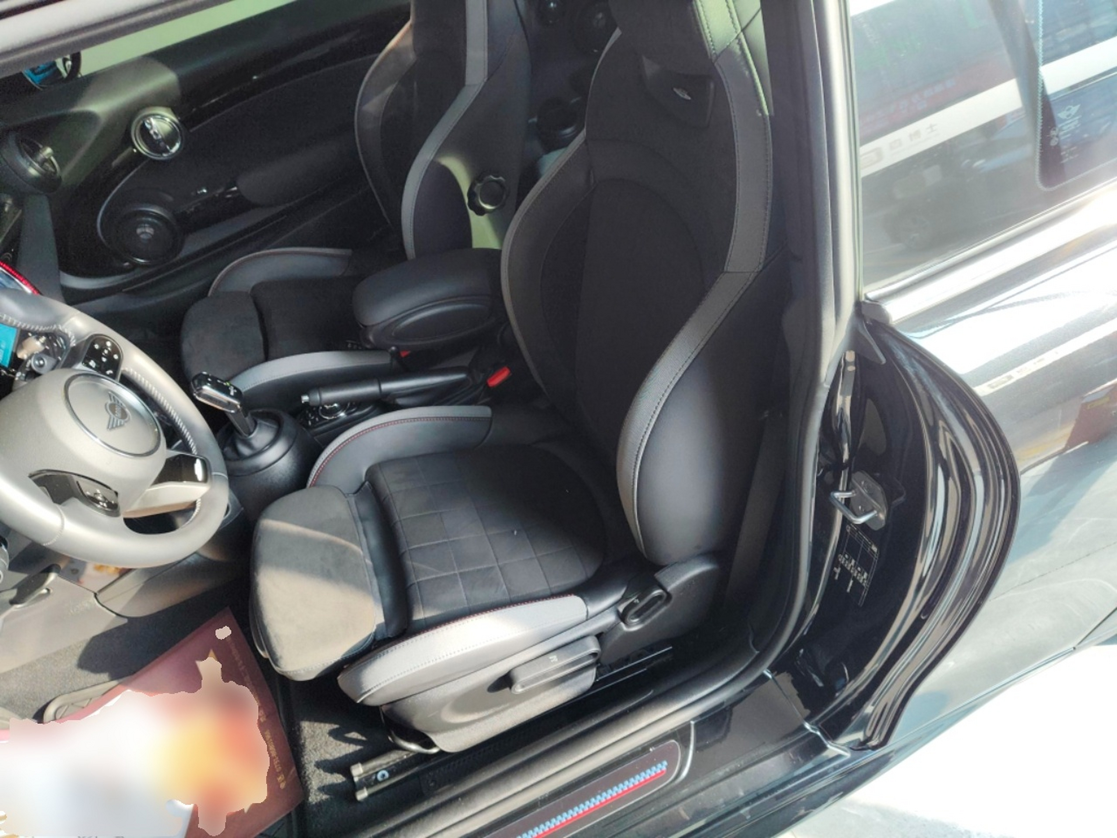 المقاعد الأمامية داخل السيارة