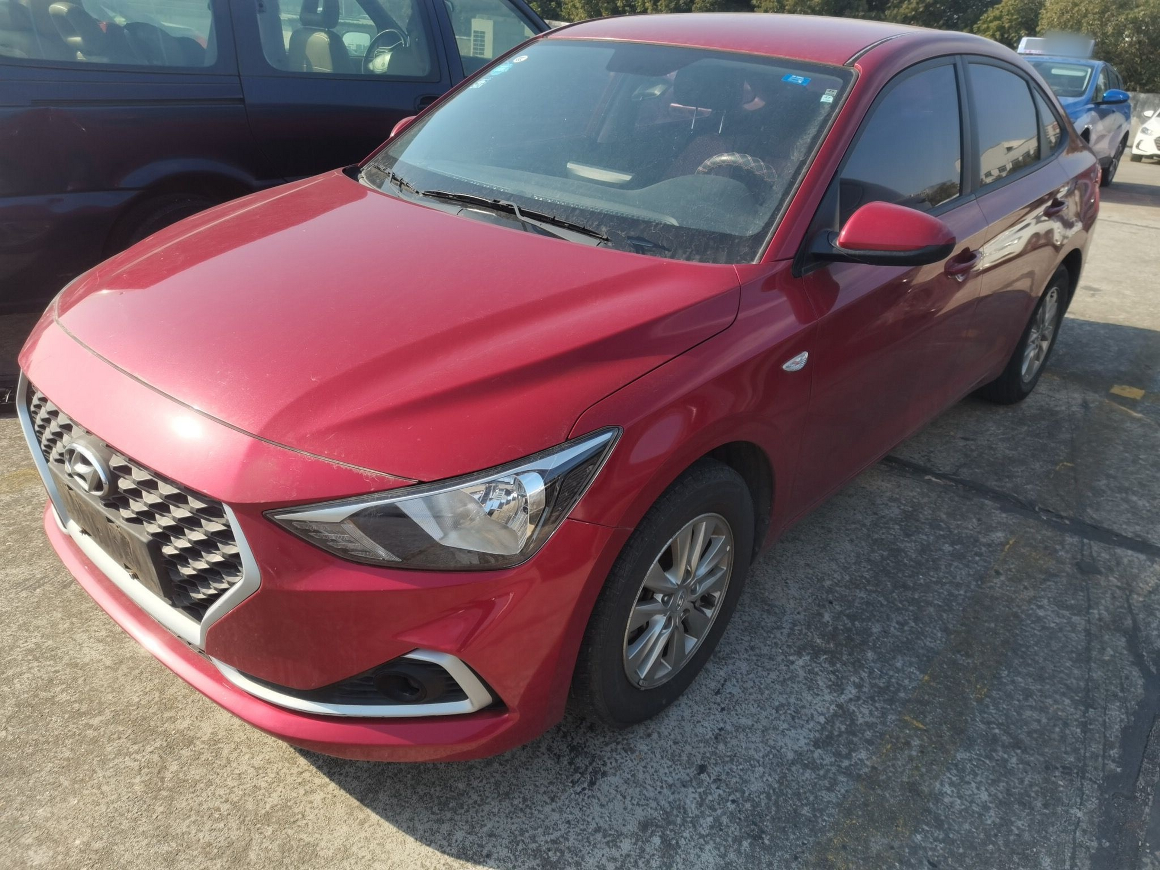 تحت مقدمة السيارة