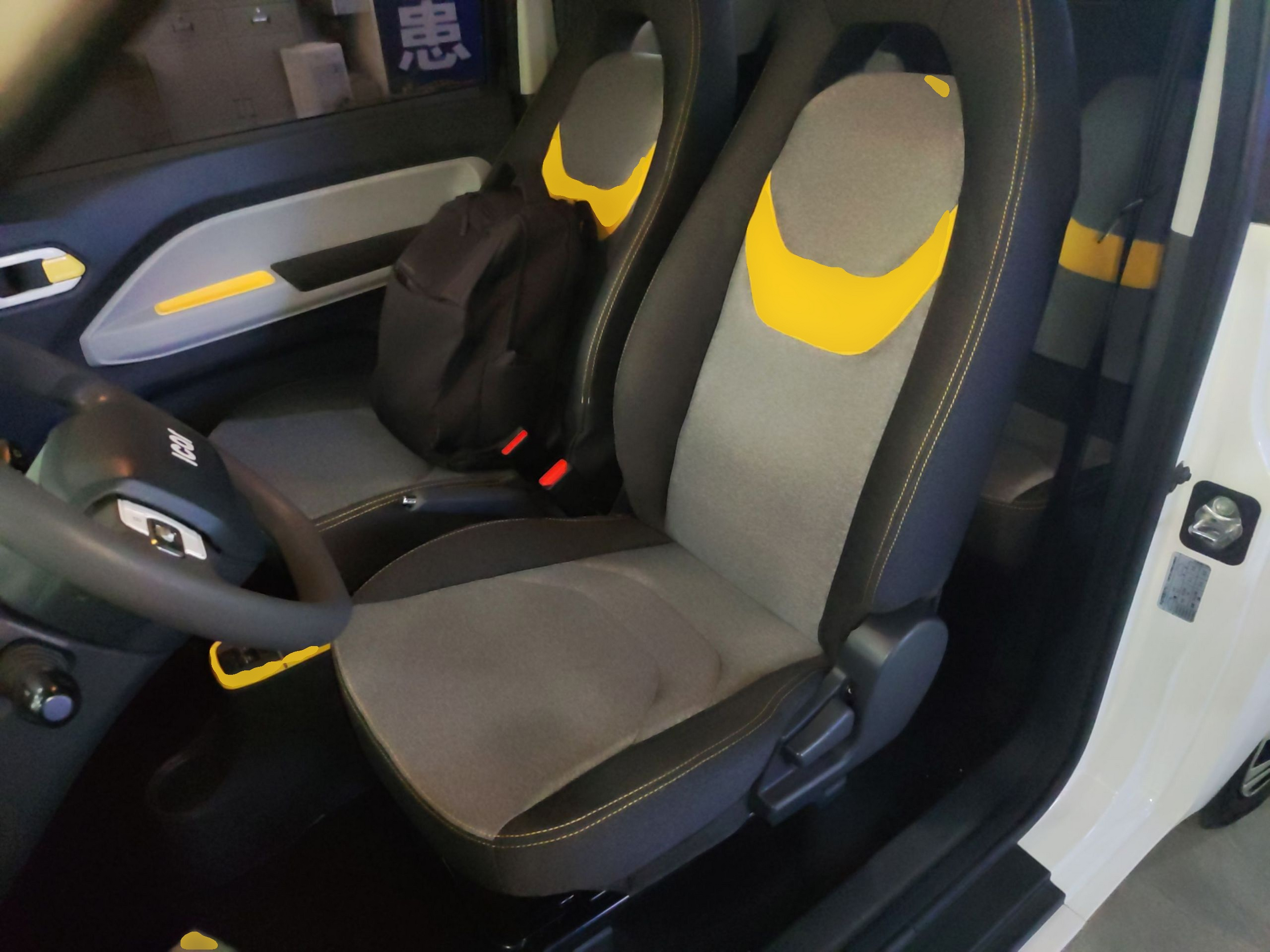 المقاعد الأمامية داخل السيارة