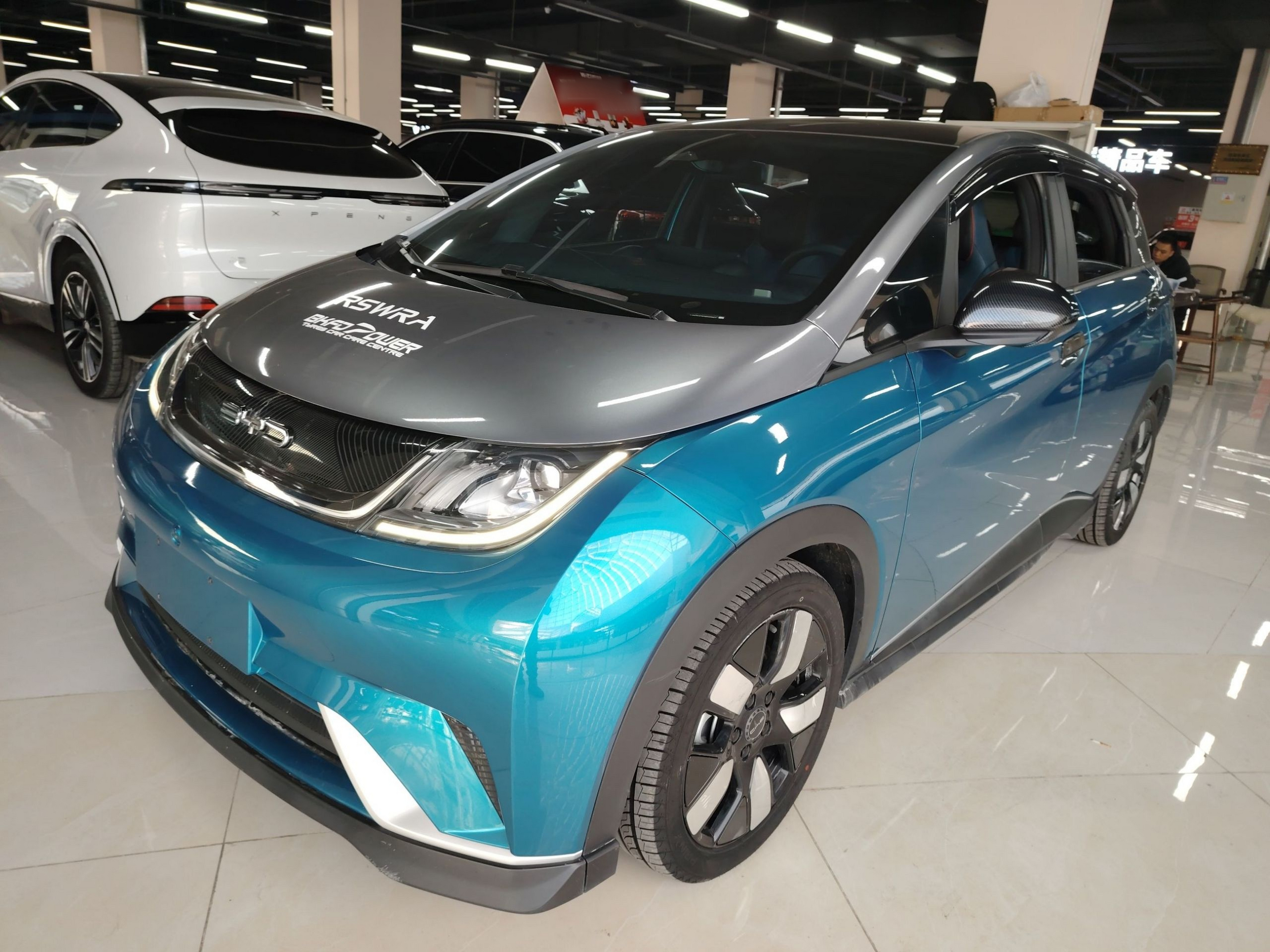 Под передней частью автомобиля