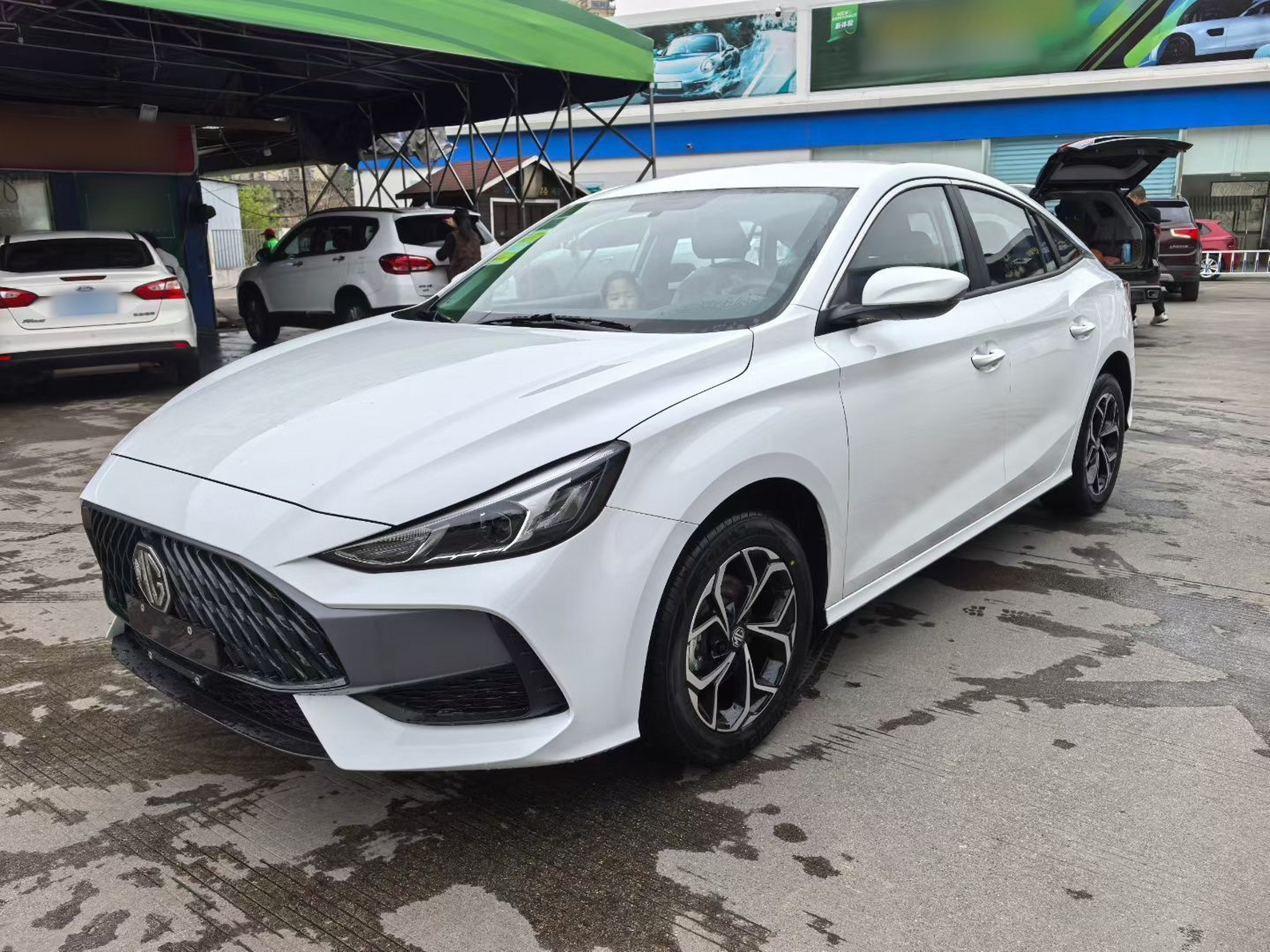 Под передней частью автомобиля