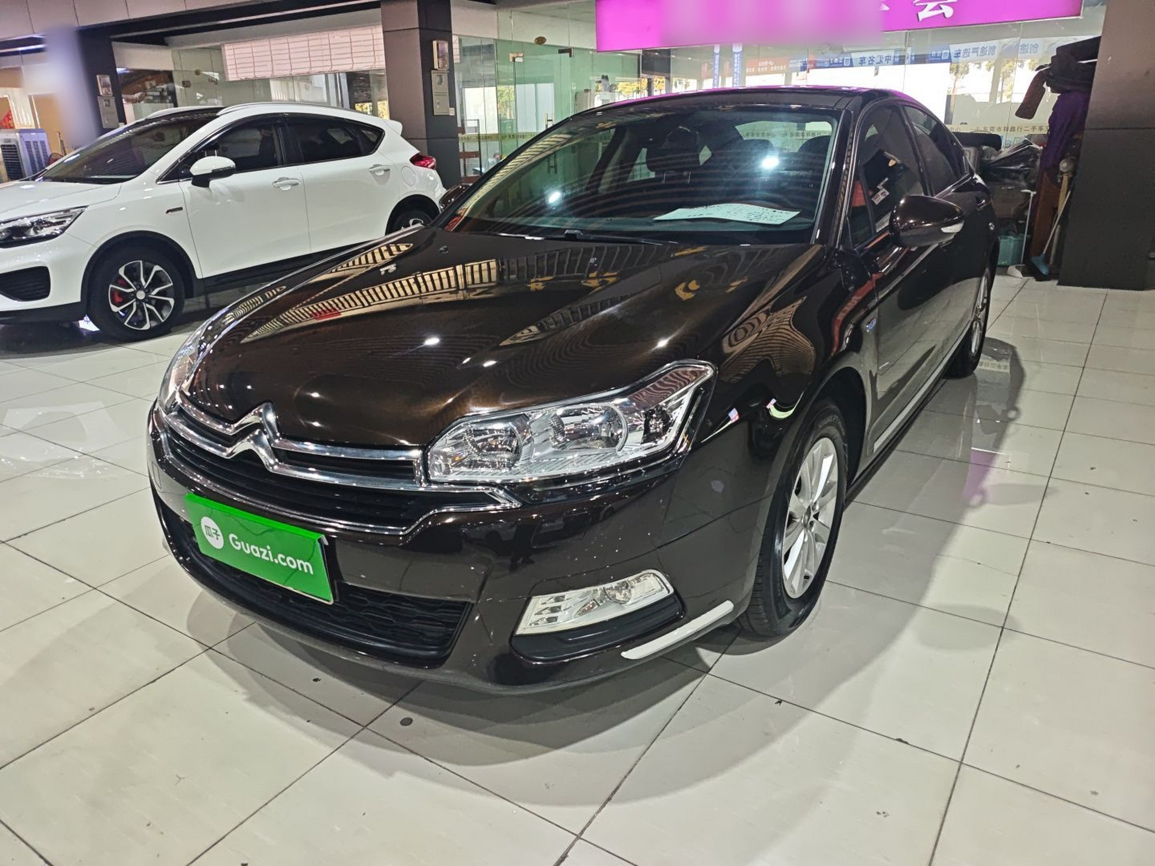 تحت مقدمة السيارة