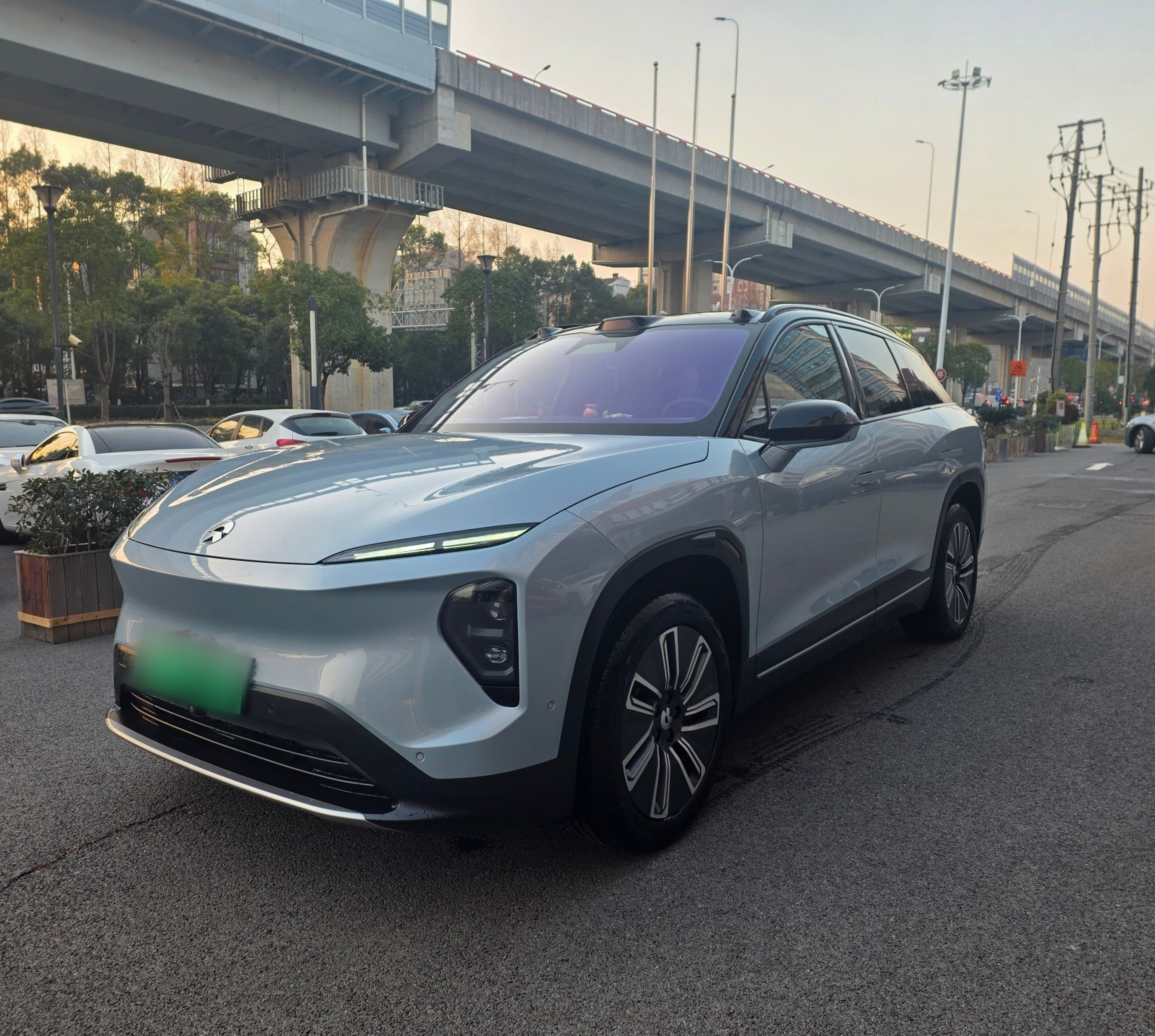 Под передней частью автомобиля