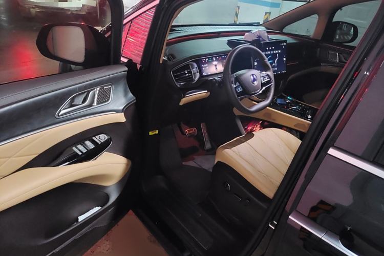 Used Denza D9 2025 DM-i Smart Drive 1020 Four-Wheel Drive Premium Model
