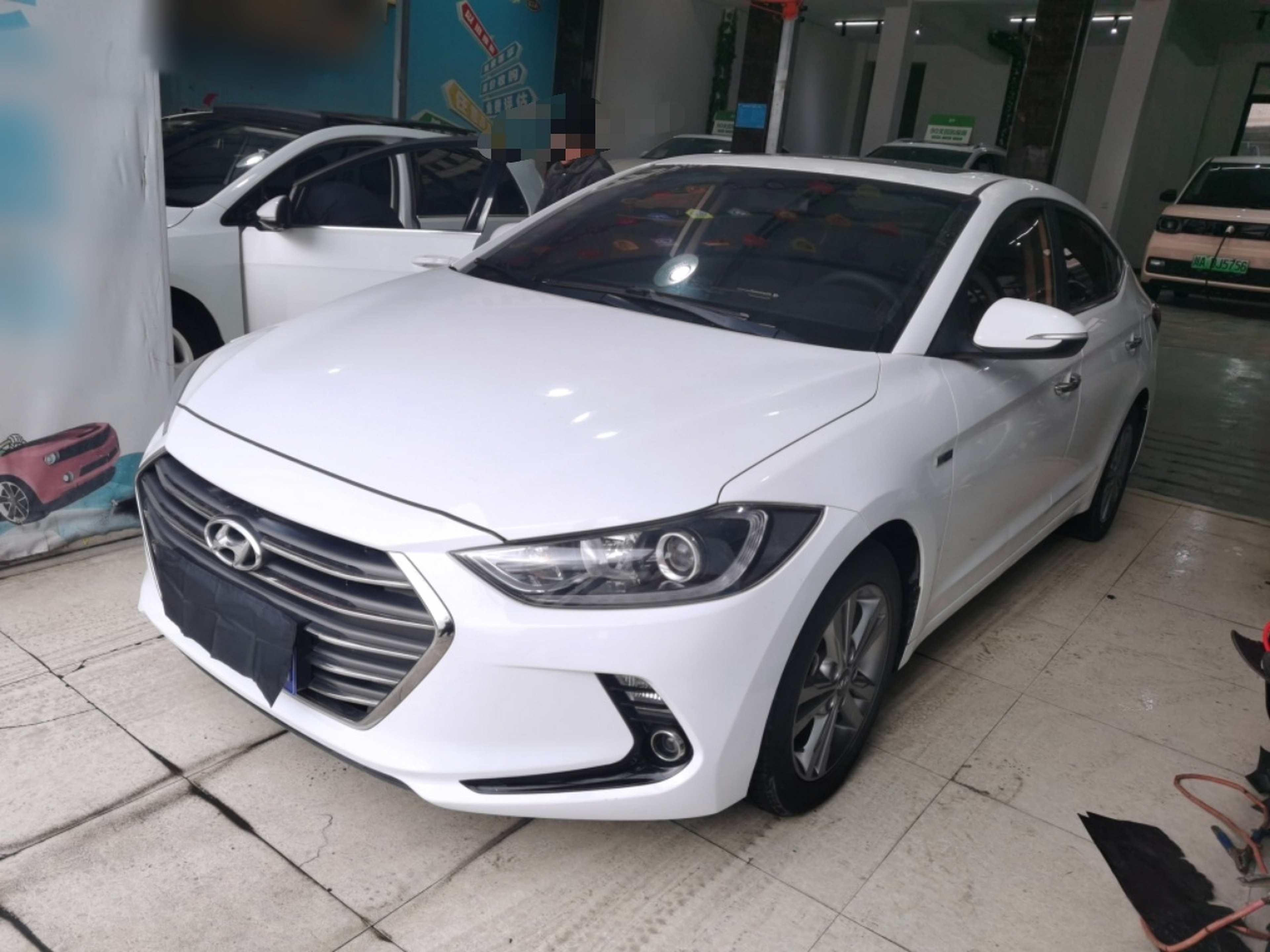 تحت مقدمة السيارة