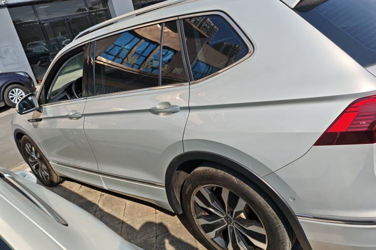 Used Volkswagen Tiguan L 2023 330TSI Automatic Two-Wheel Drive R-Line Enjoyment Edition
