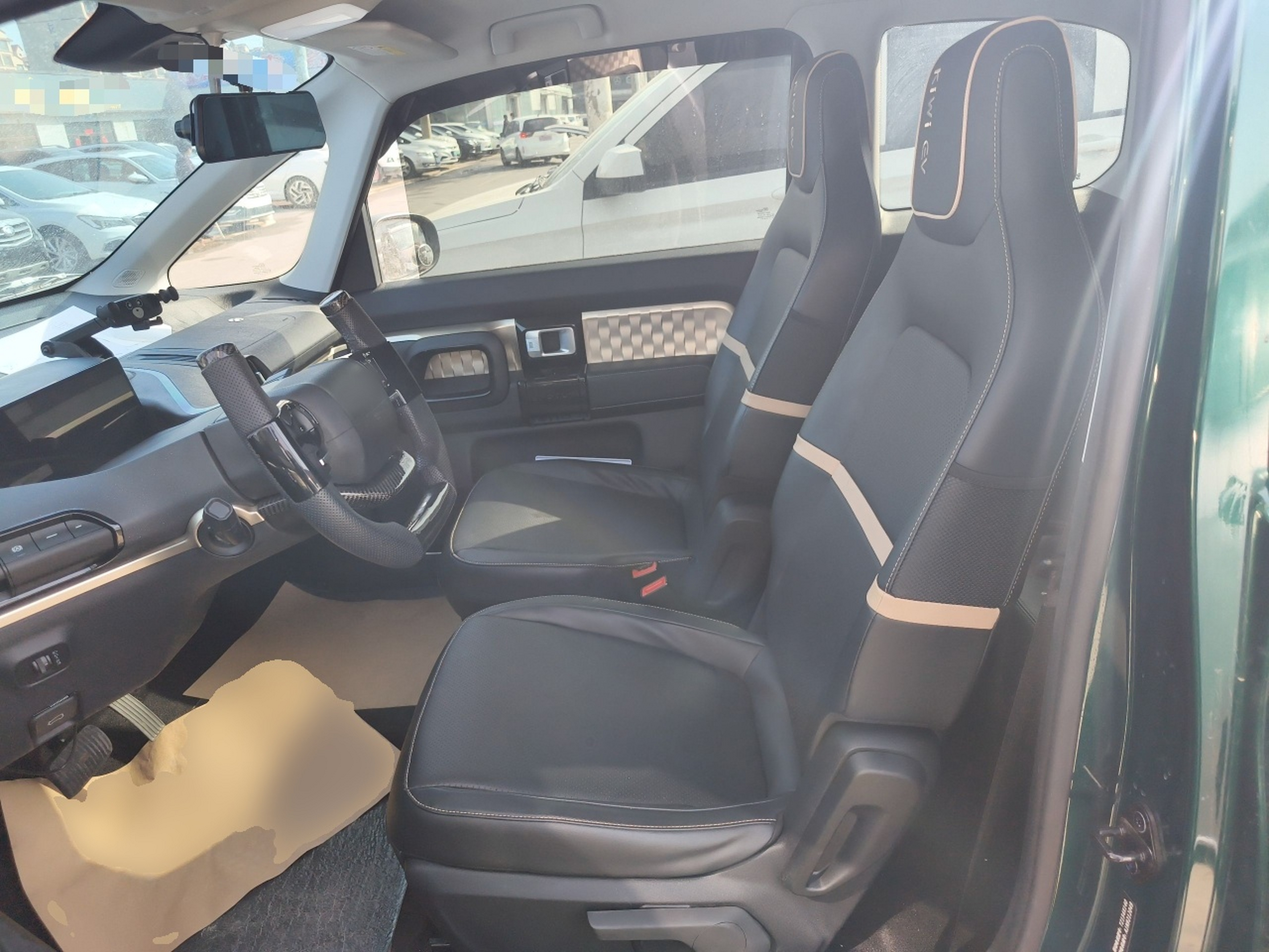 المقاعد الأمامية داخل السيارة