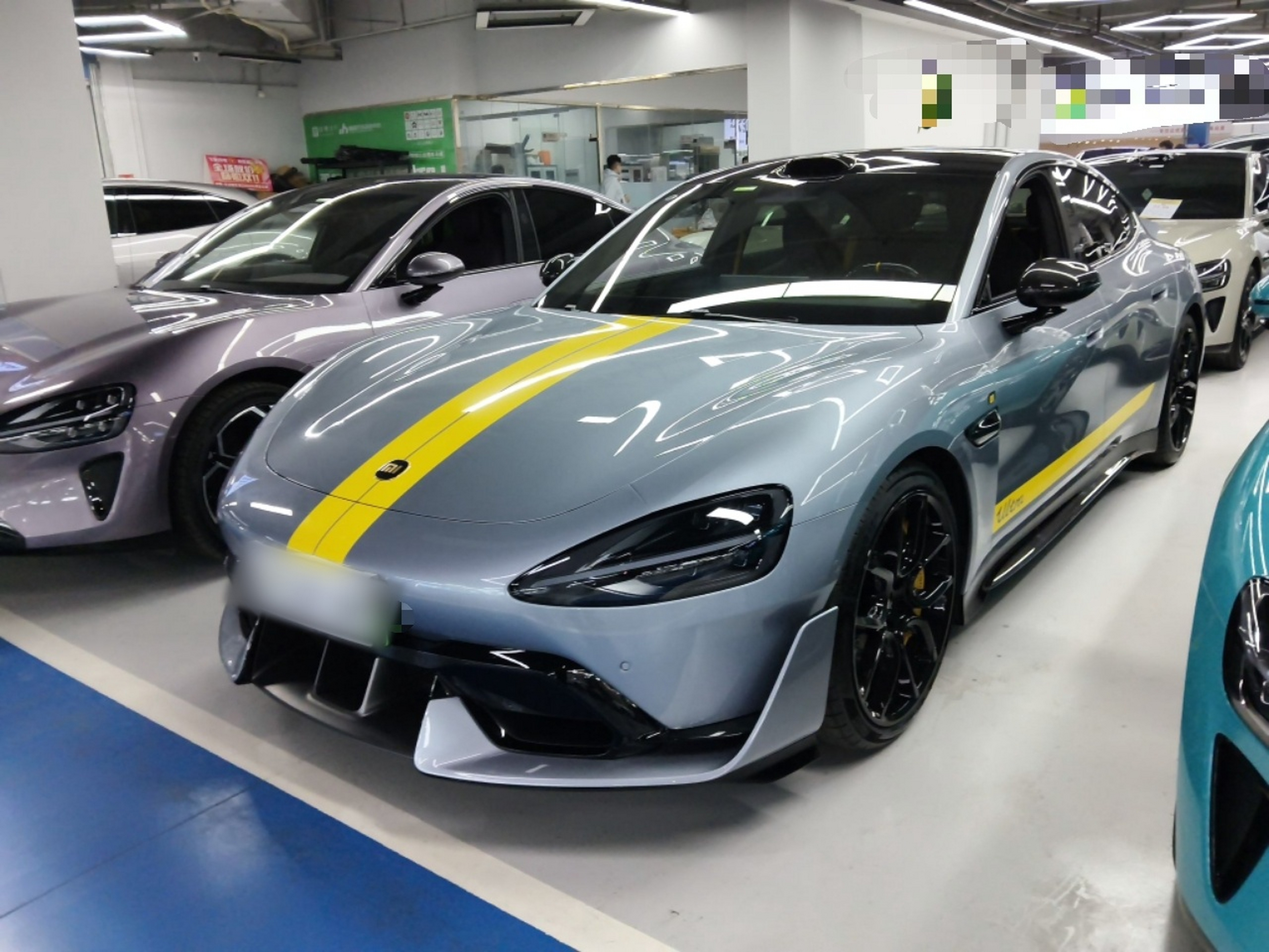 تحت مقدمة السيارة