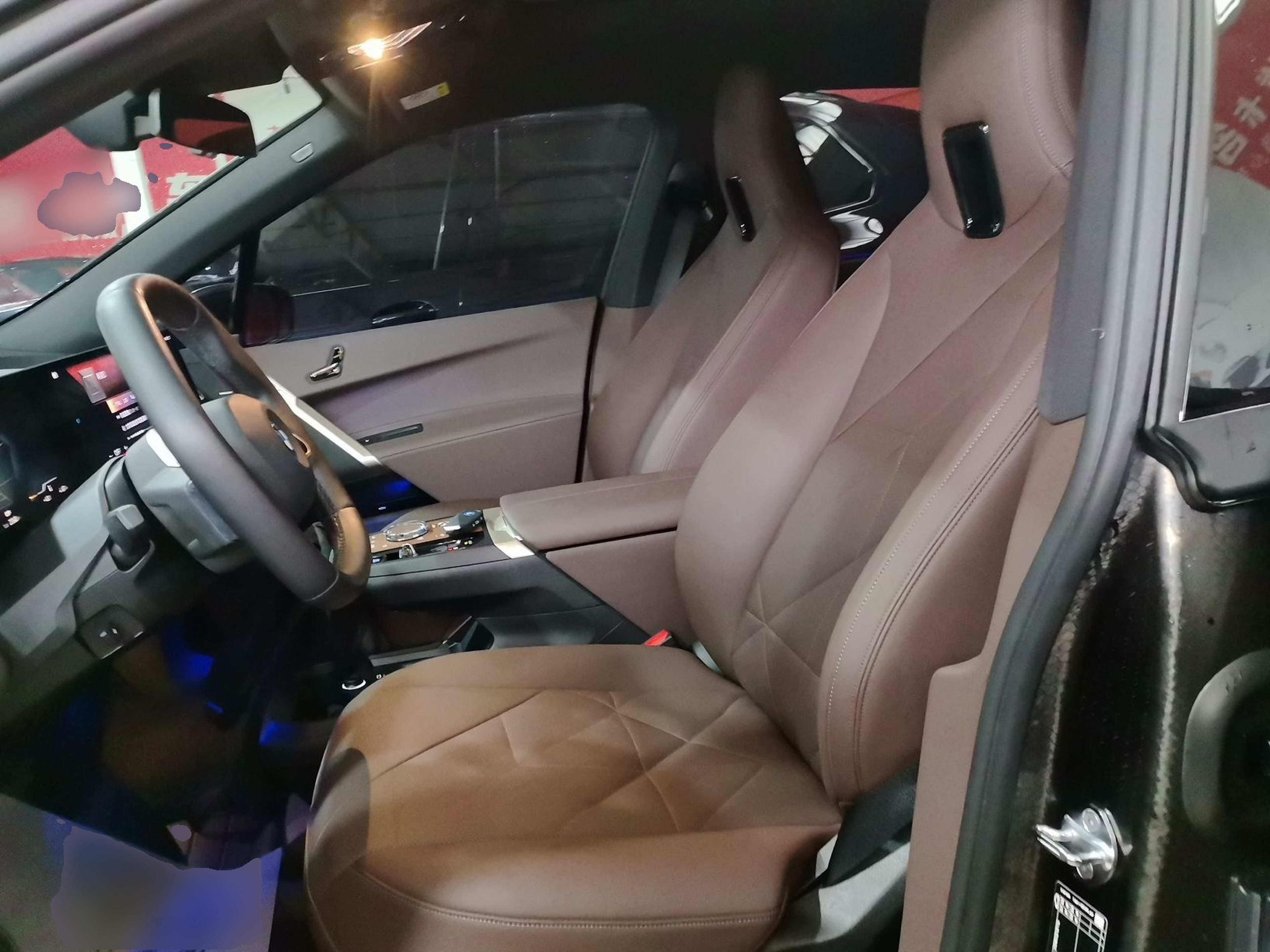 المقاعد الأمامية داخل السيارة
