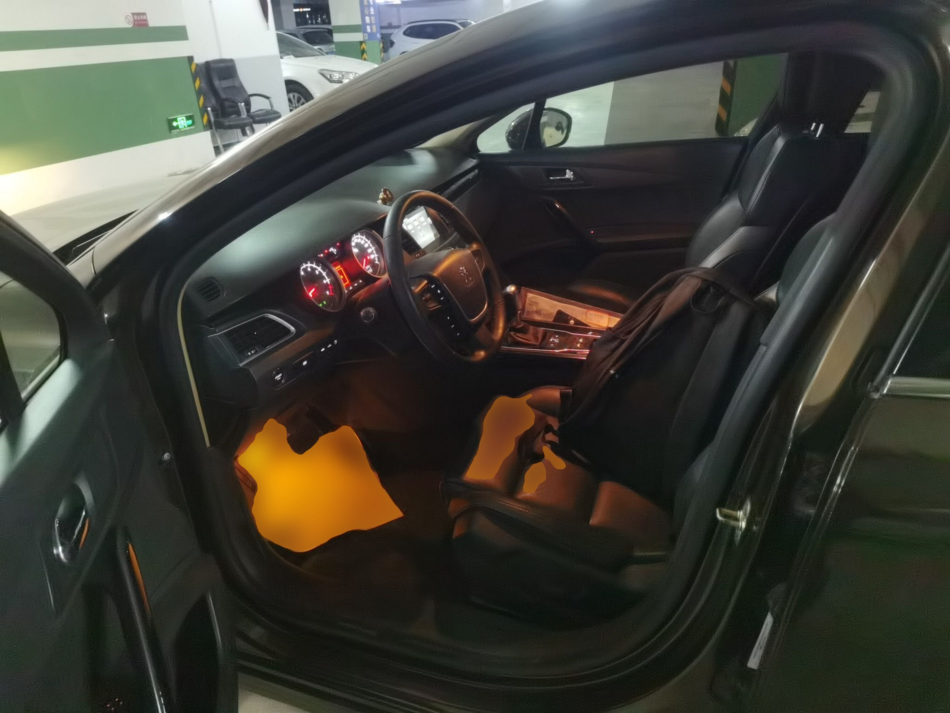 Переднее сиденье в автомобиле