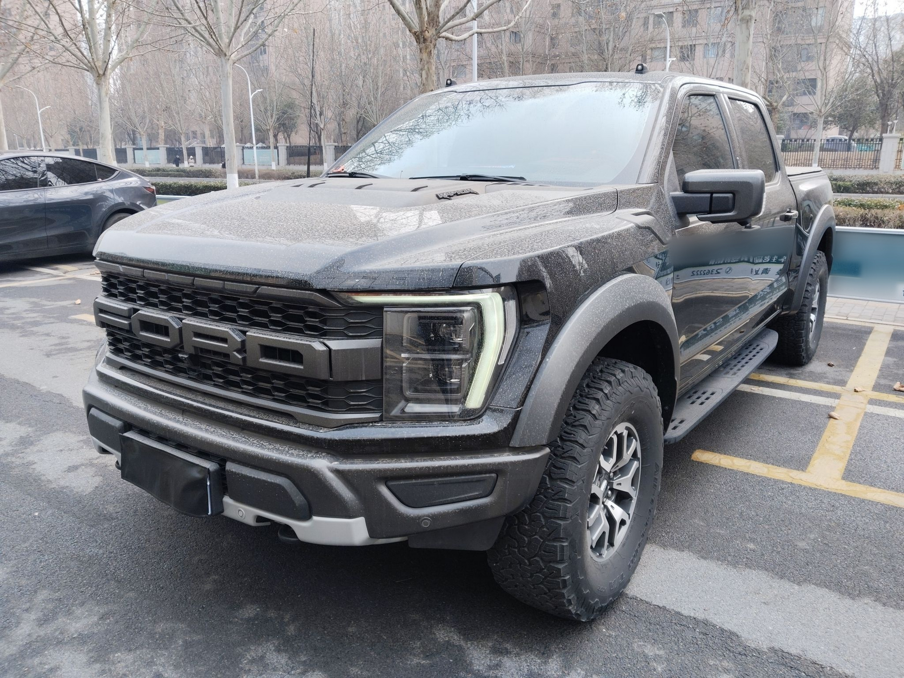 Под передней частью автомобиля