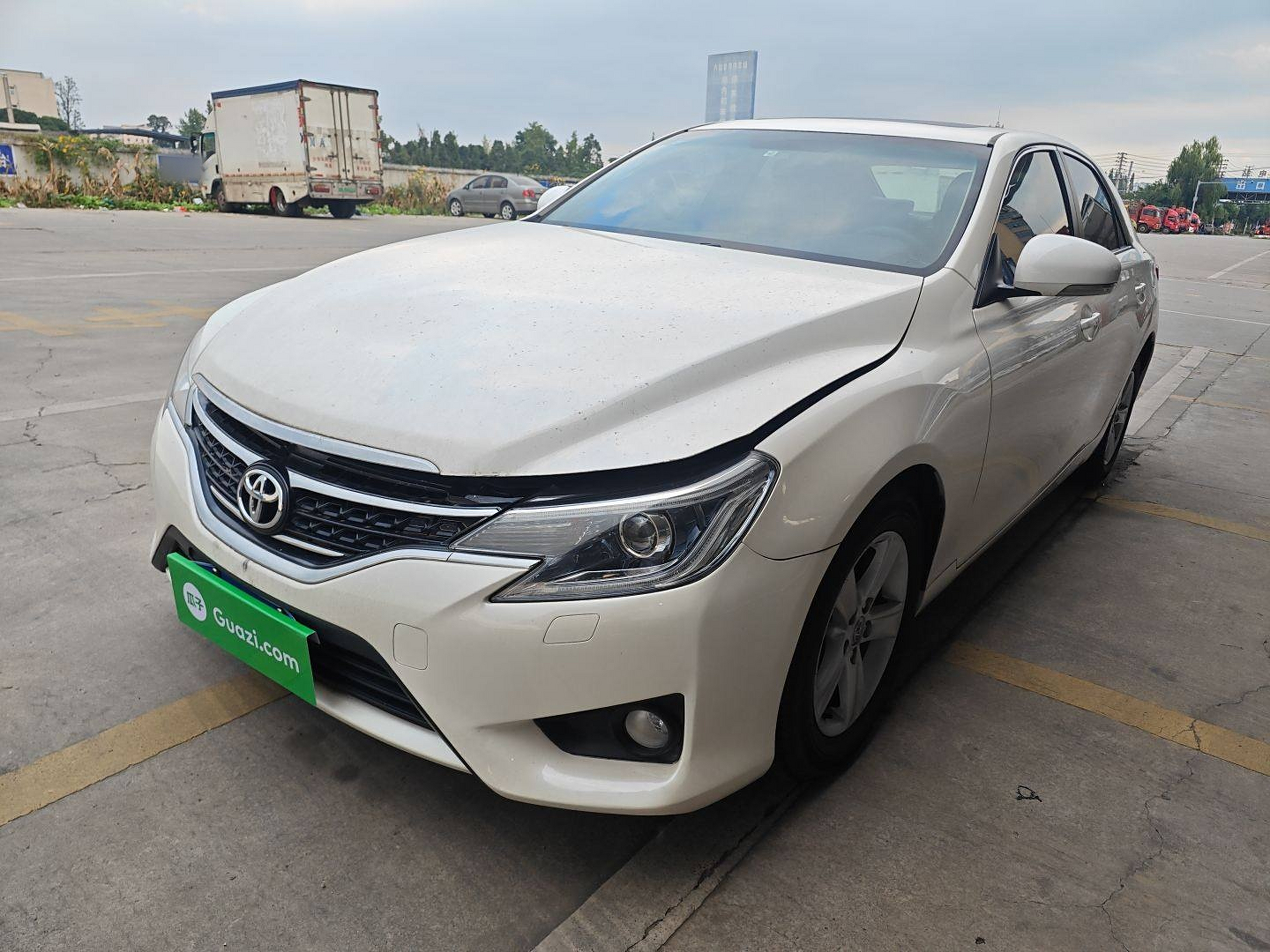 تحت مقدمة السيارة