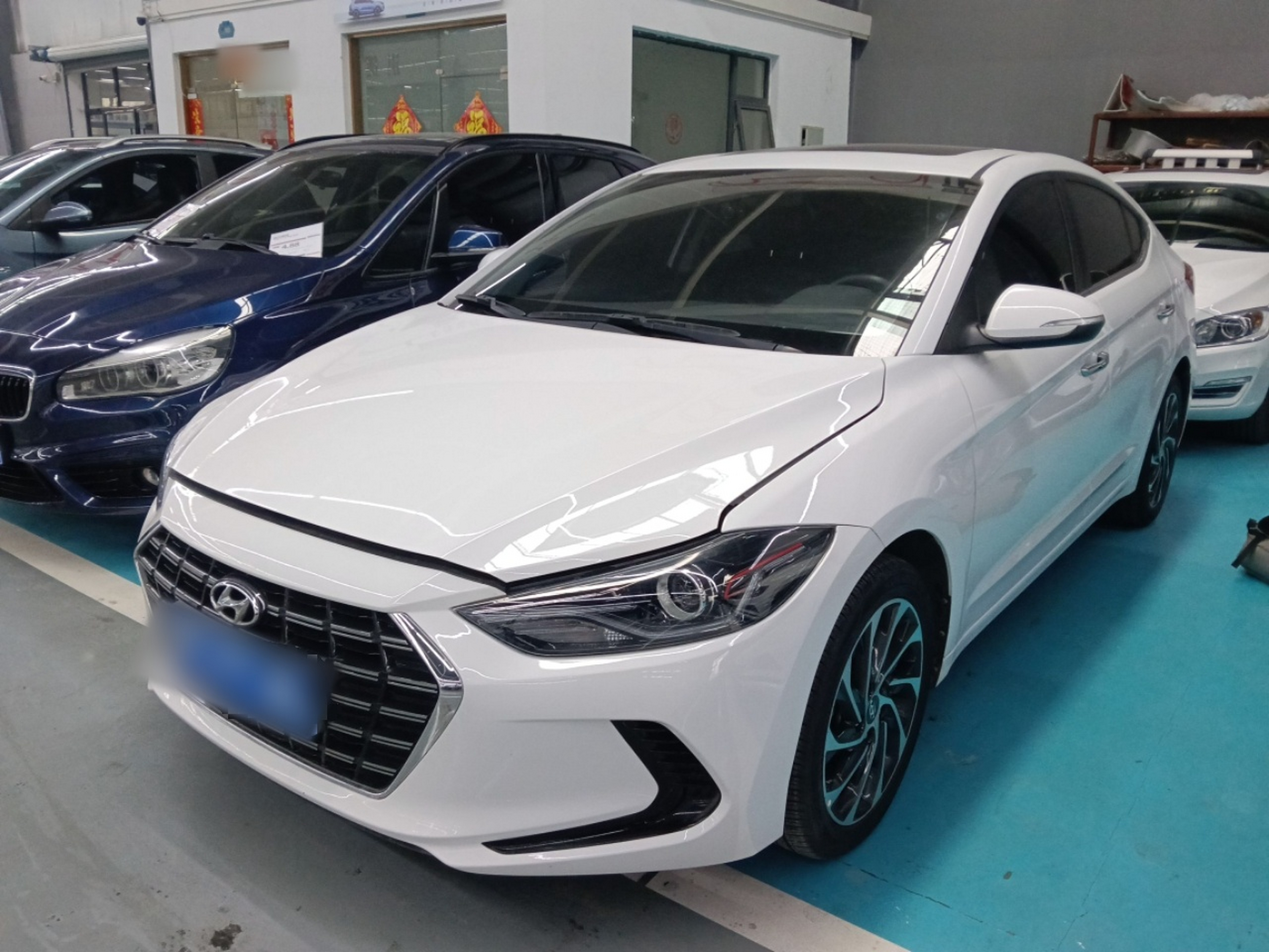 Под передней частью автомобиля