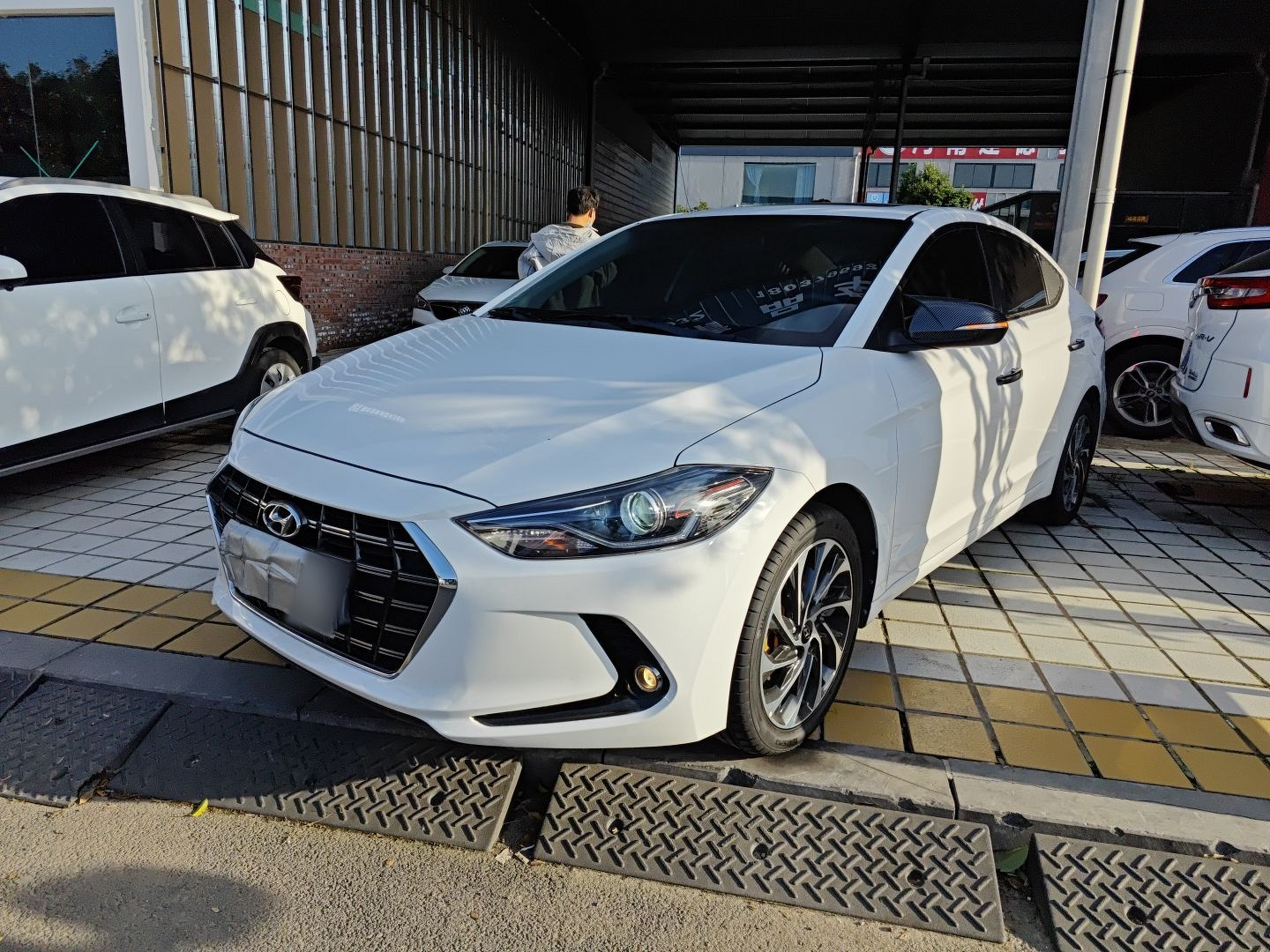 Под передней частью автомобиля