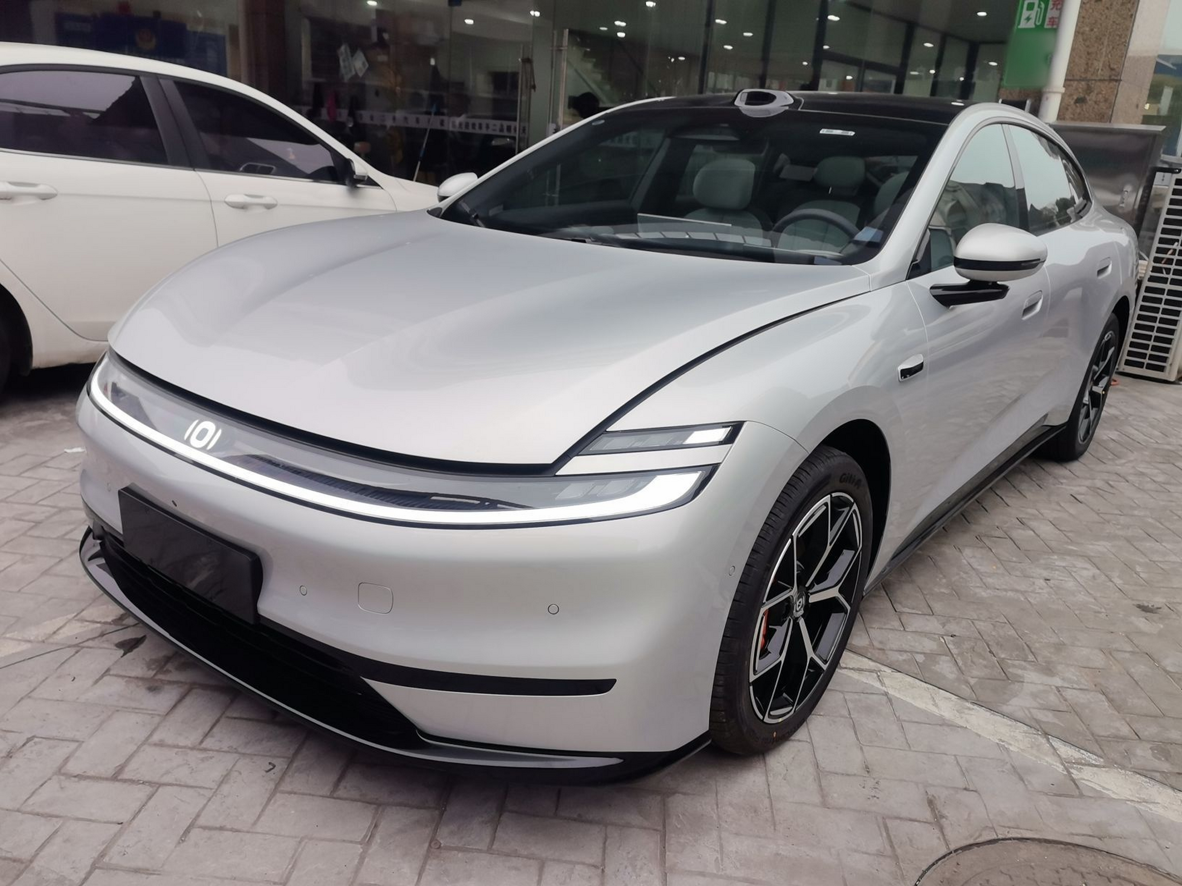 Под передней частью автомобиля