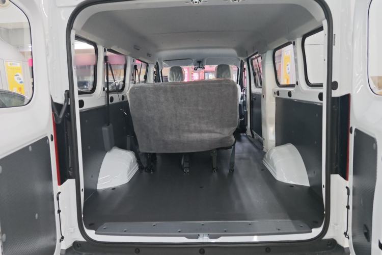 Used Wuling Yangguang 2024 300KM Comfort Version Passenger Van 75kW
