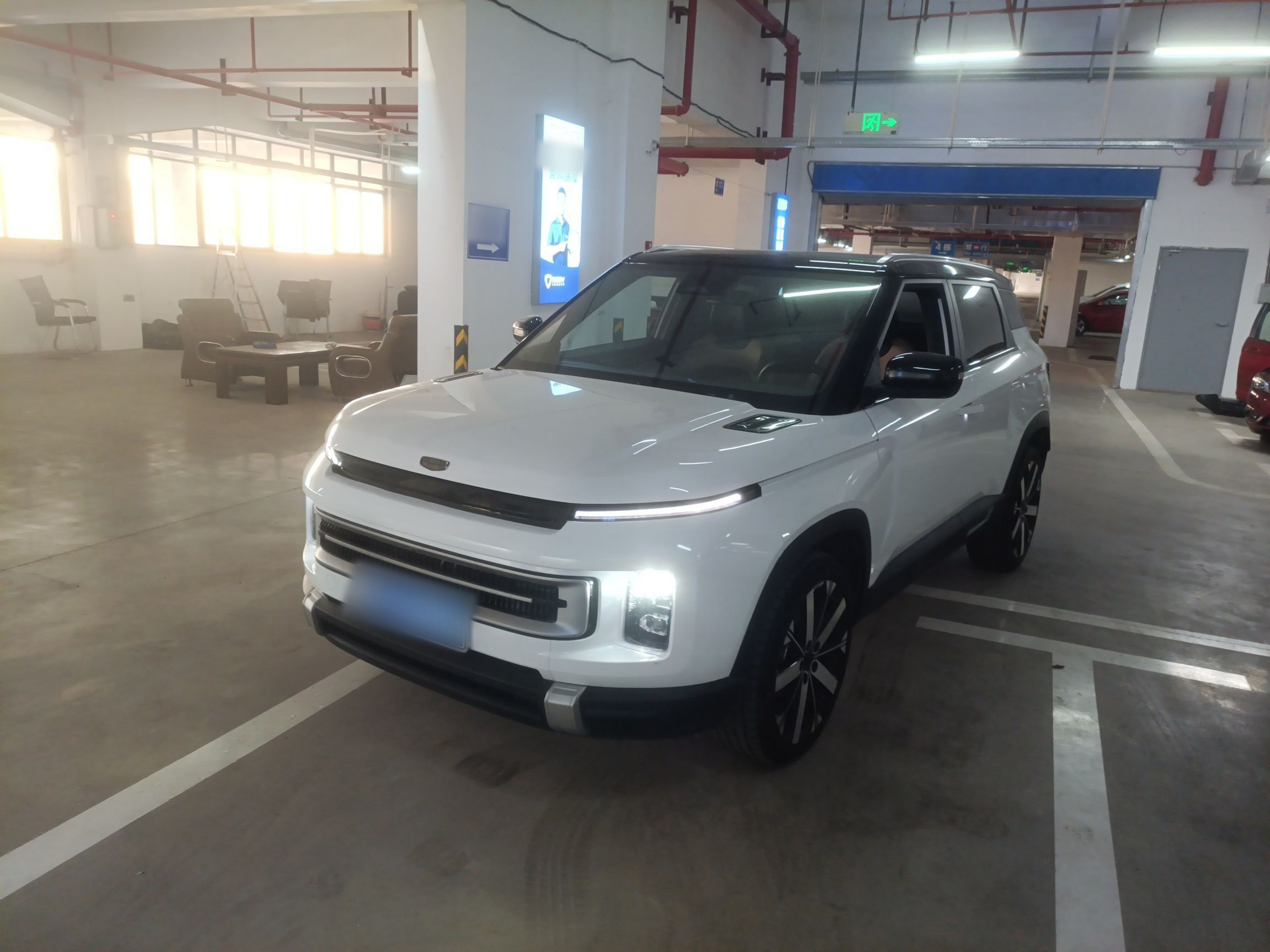 Под передней частью автомобиля