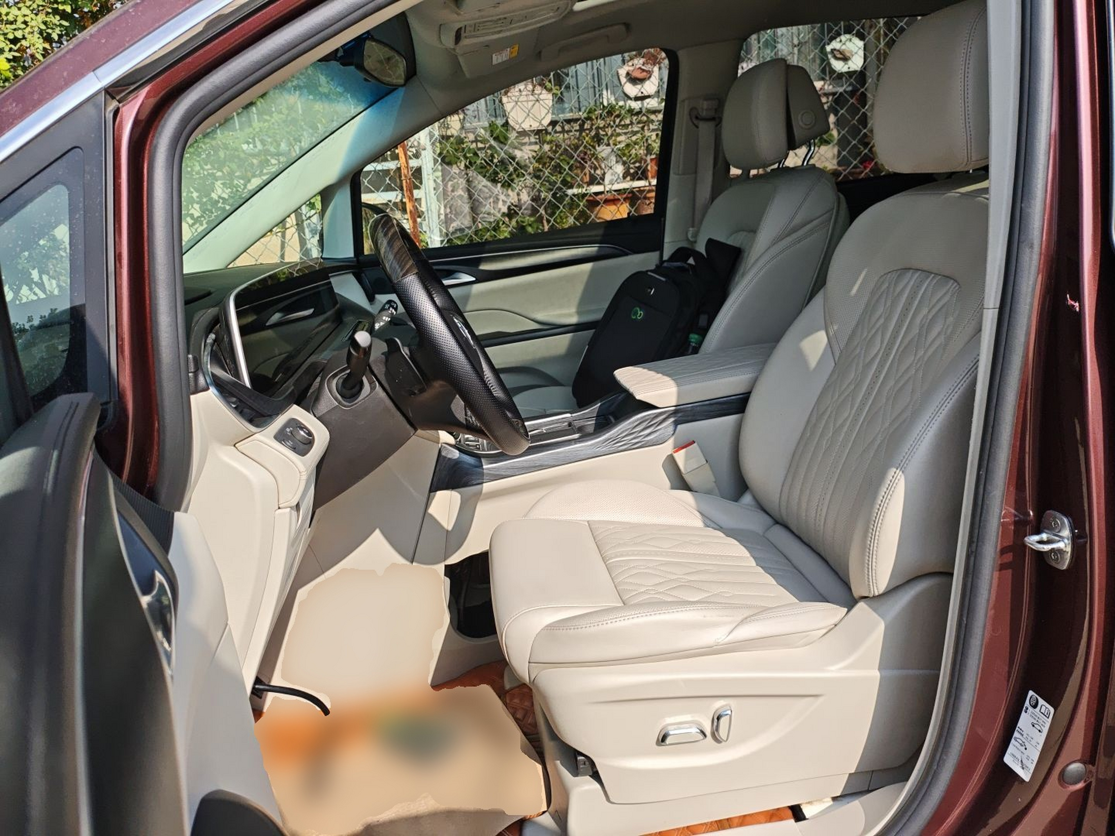 المقاعد الأمامية داخل السيارة