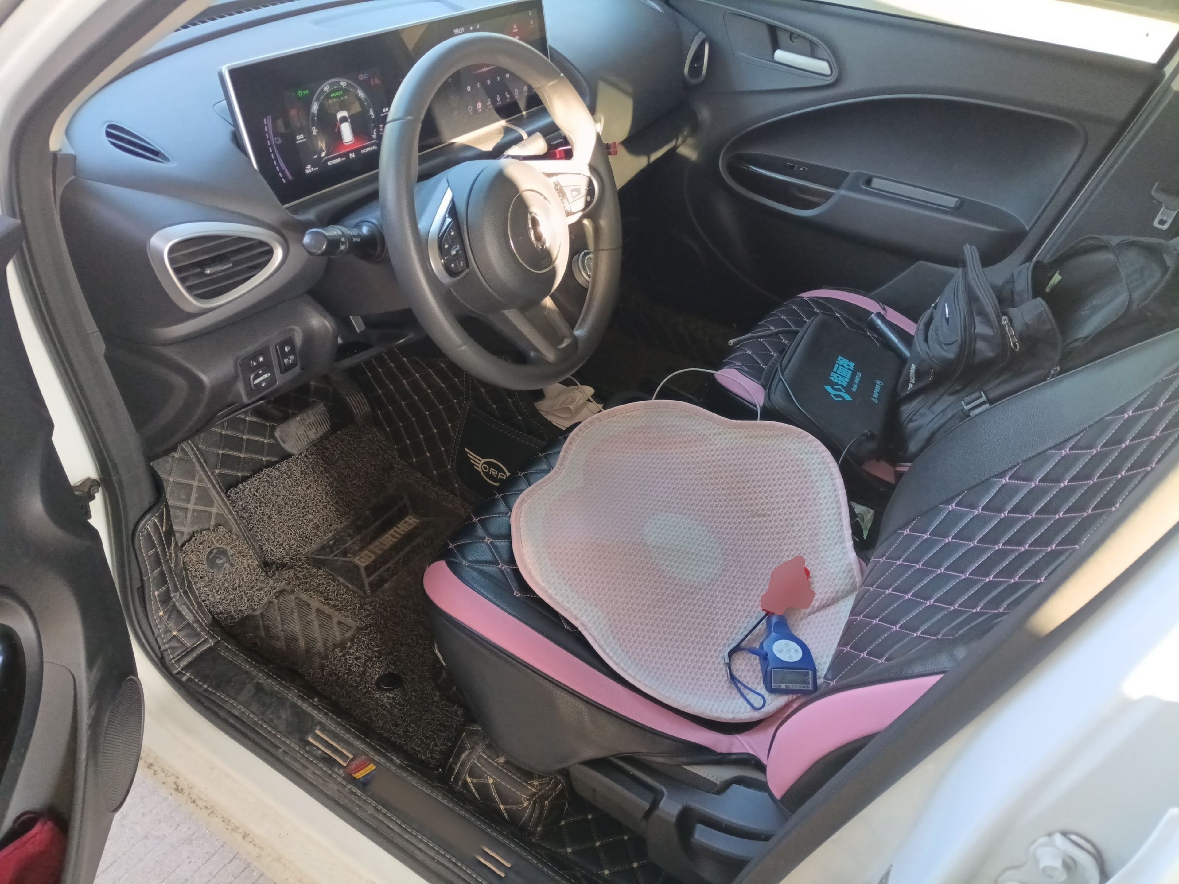 المقاعد الأمامية داخل السيارة