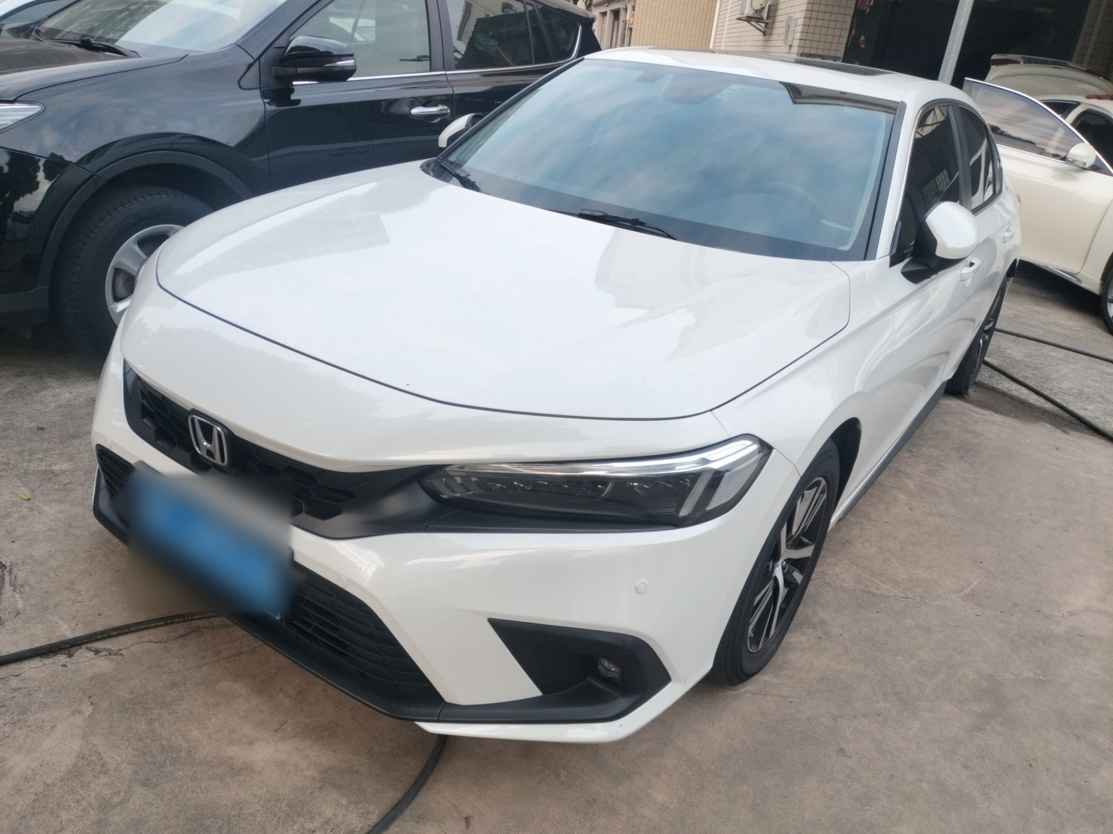 Под передней частью автомобиля