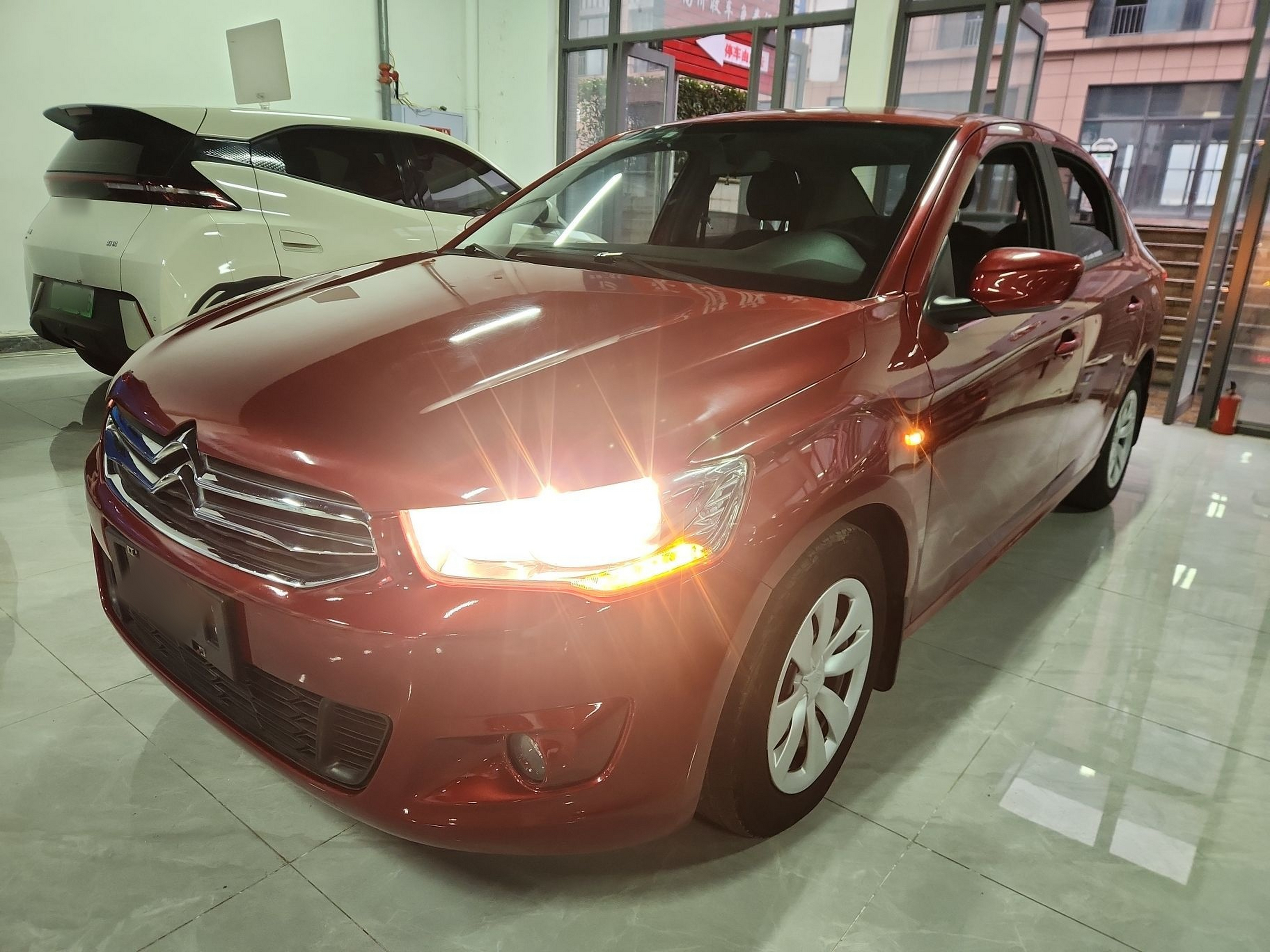 تحت مقدمة السيارة