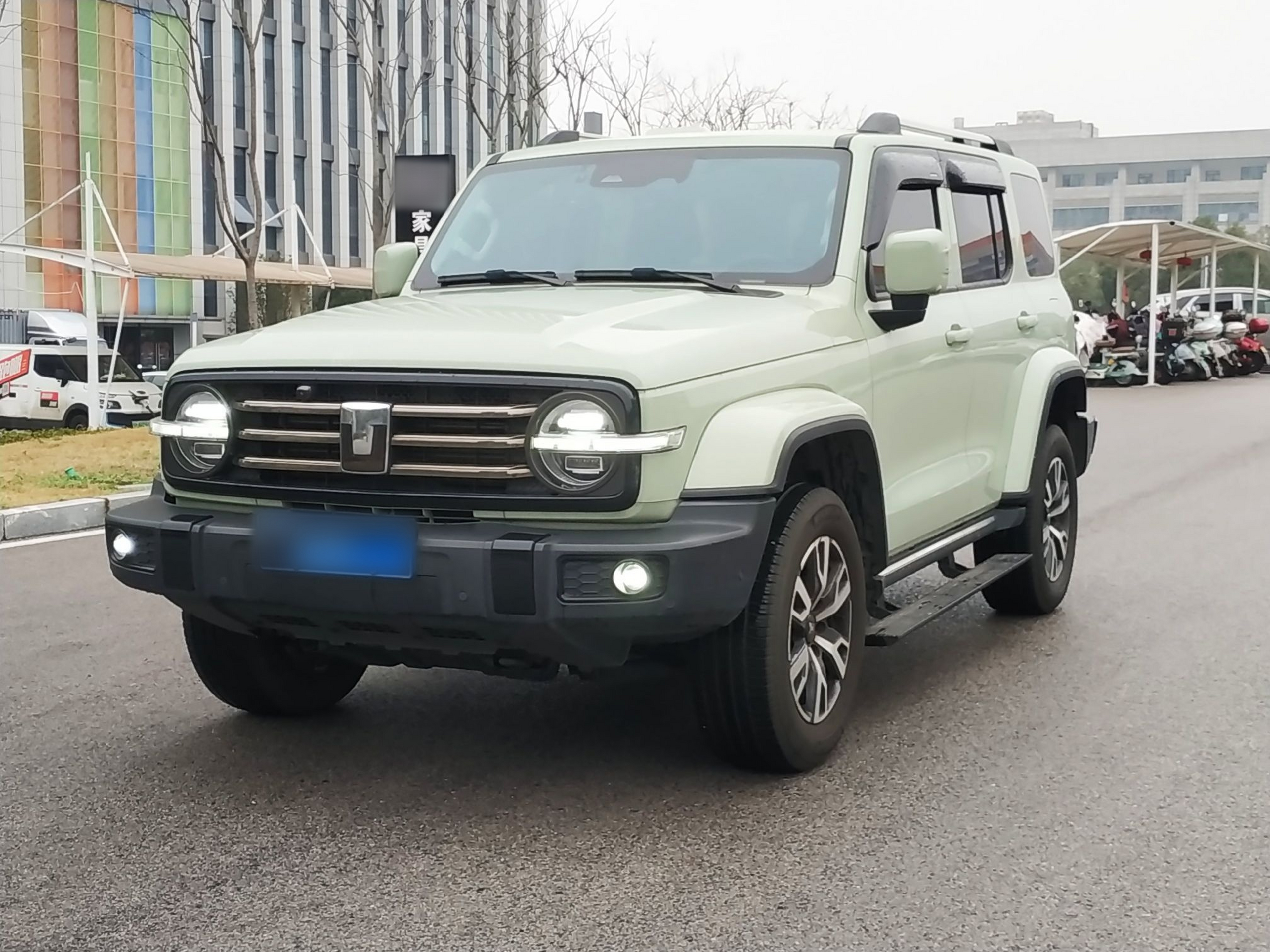 تحت مقدمة السيارة