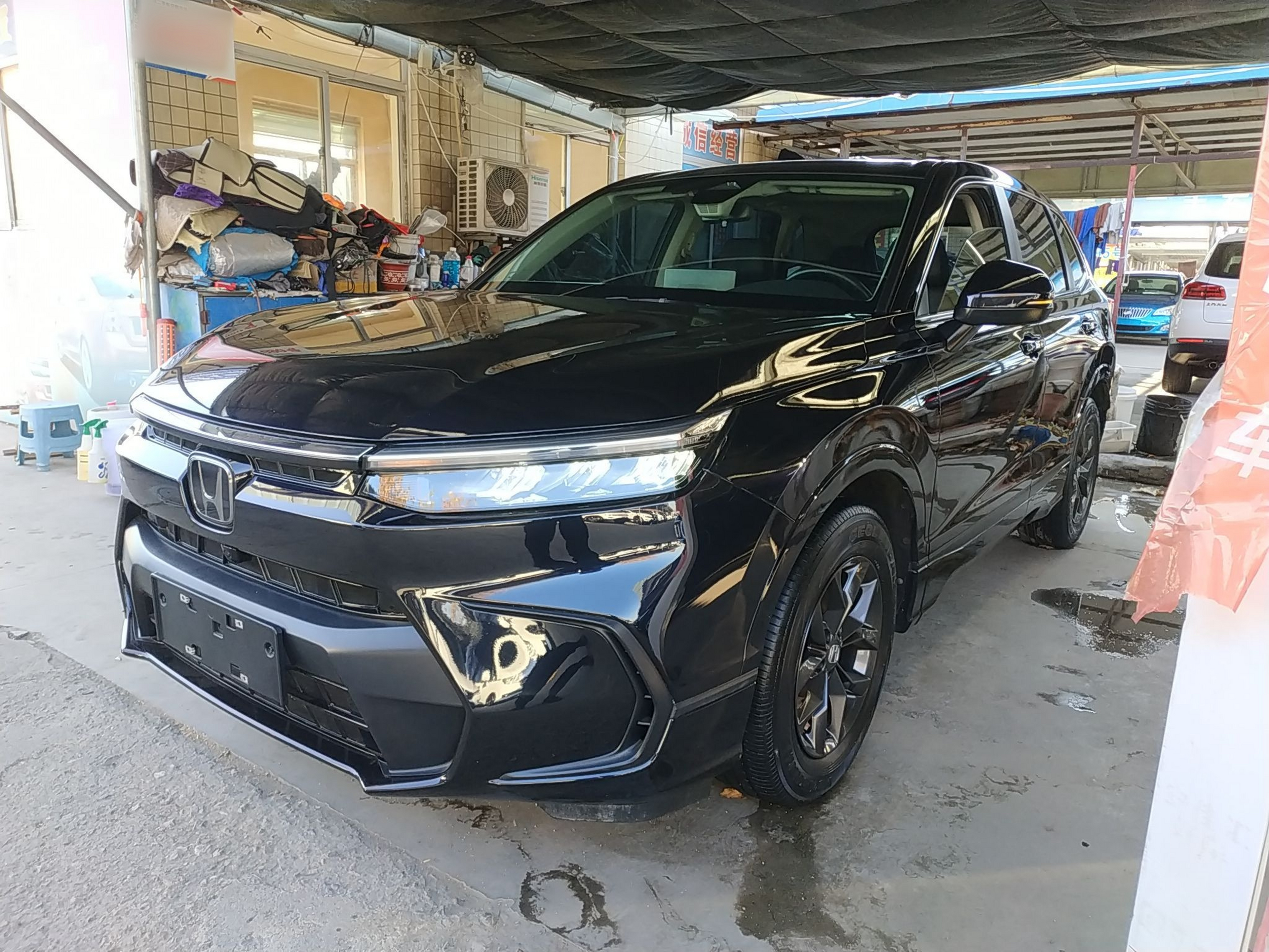 Под передней частью автомобиля