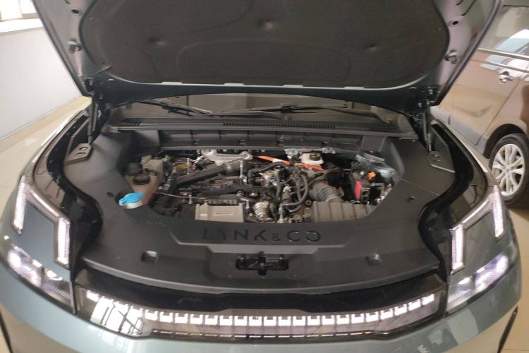 Used Lynk & Co 08 EM-P 2025 220 km All-Wheel-Drive Performance Halo
