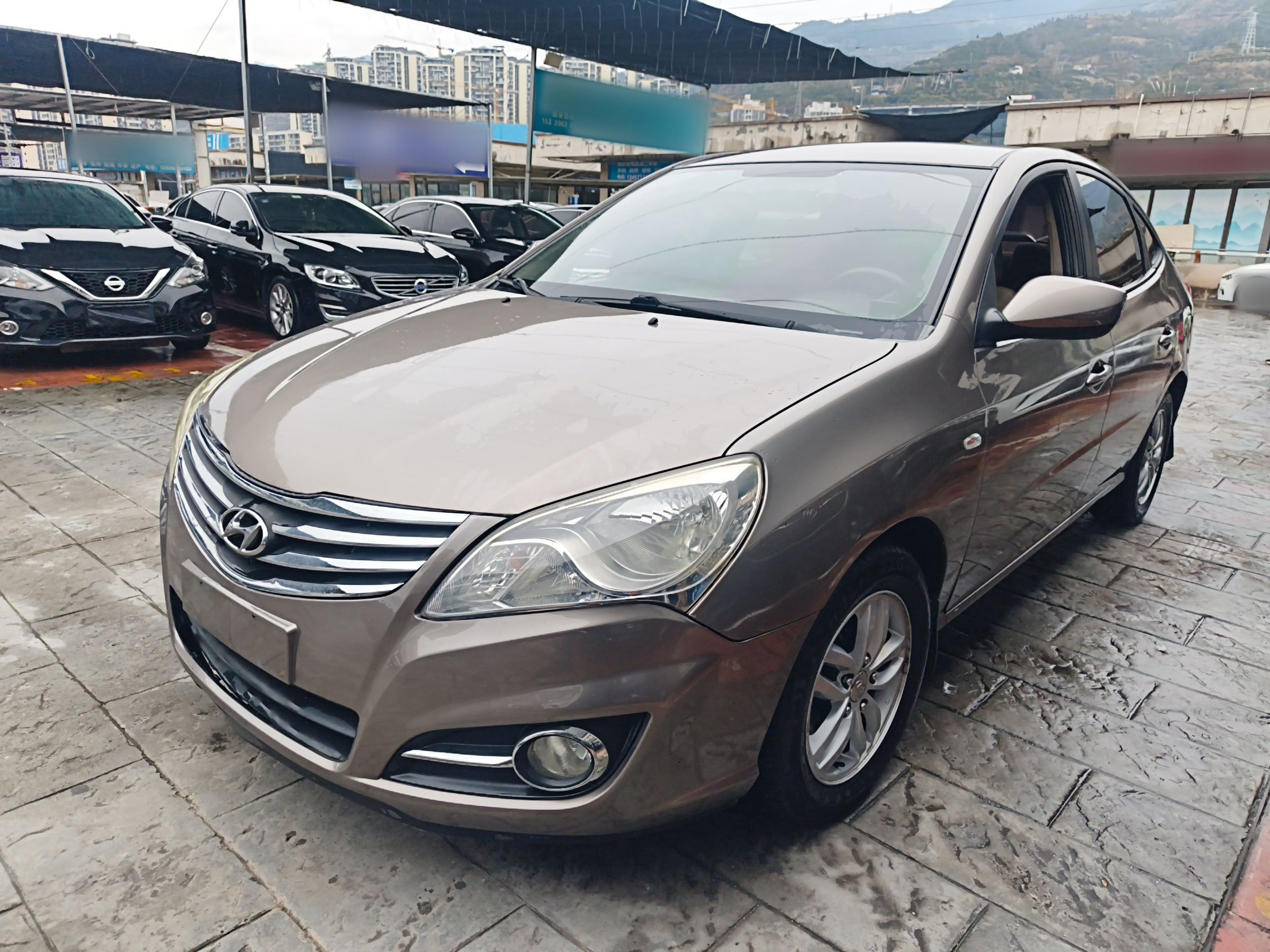 تحت مقدمة السيارة