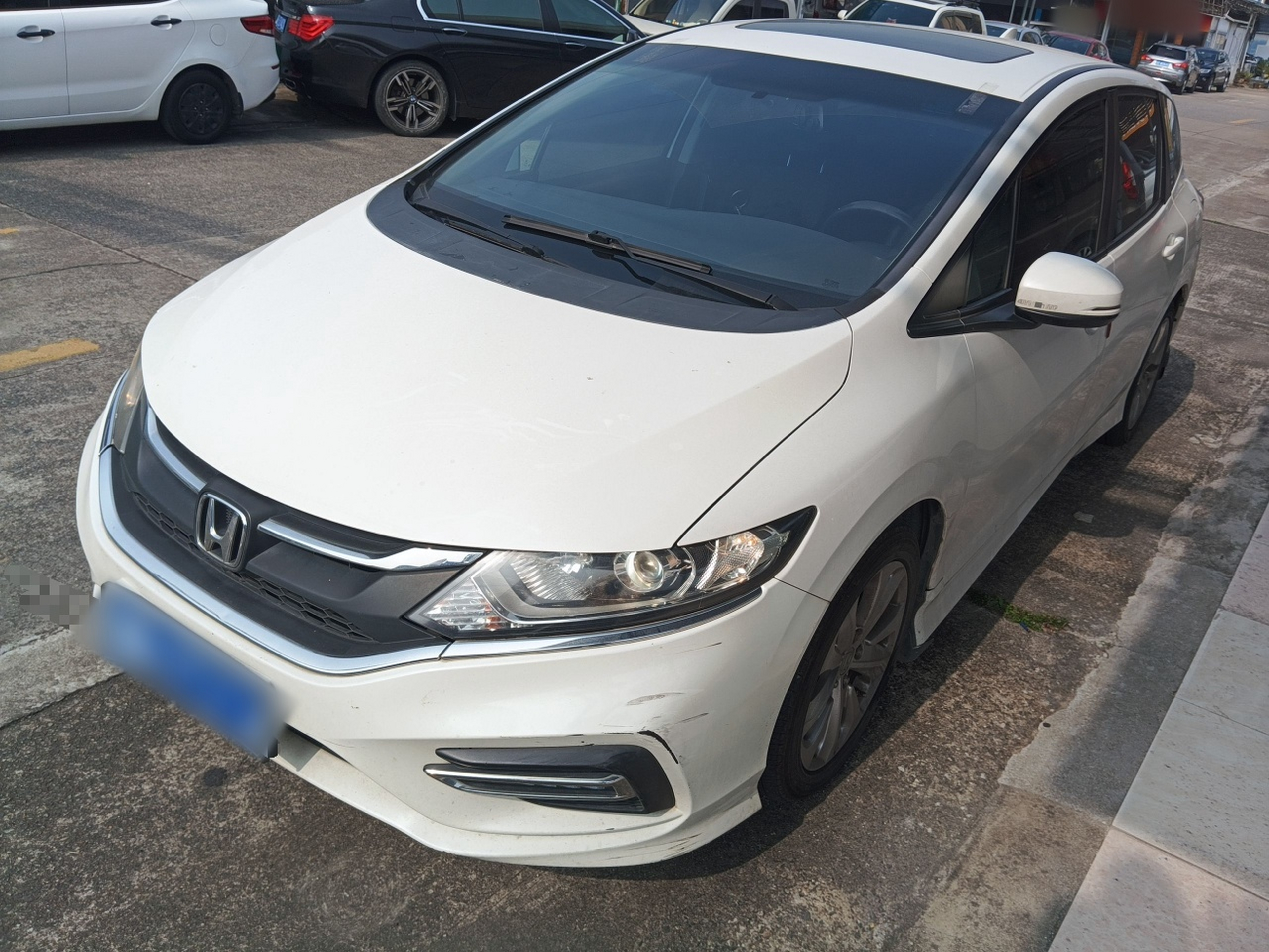 تحت مقدمة السيارة