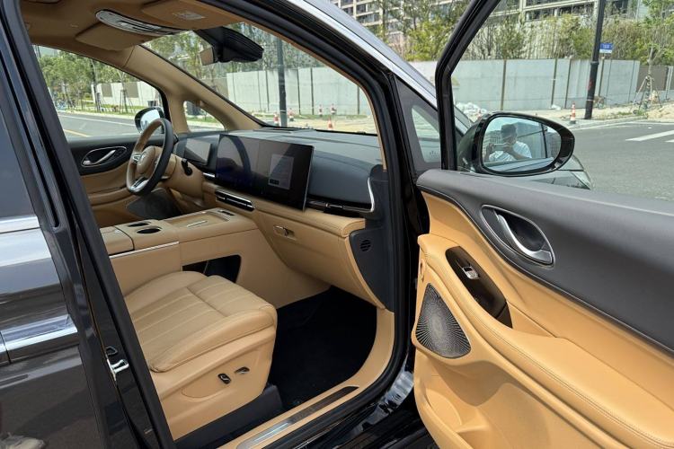 Used VOYAH Dream 2025 PHEV Four-Wheel Drive Prestige Kunpeng Edition
