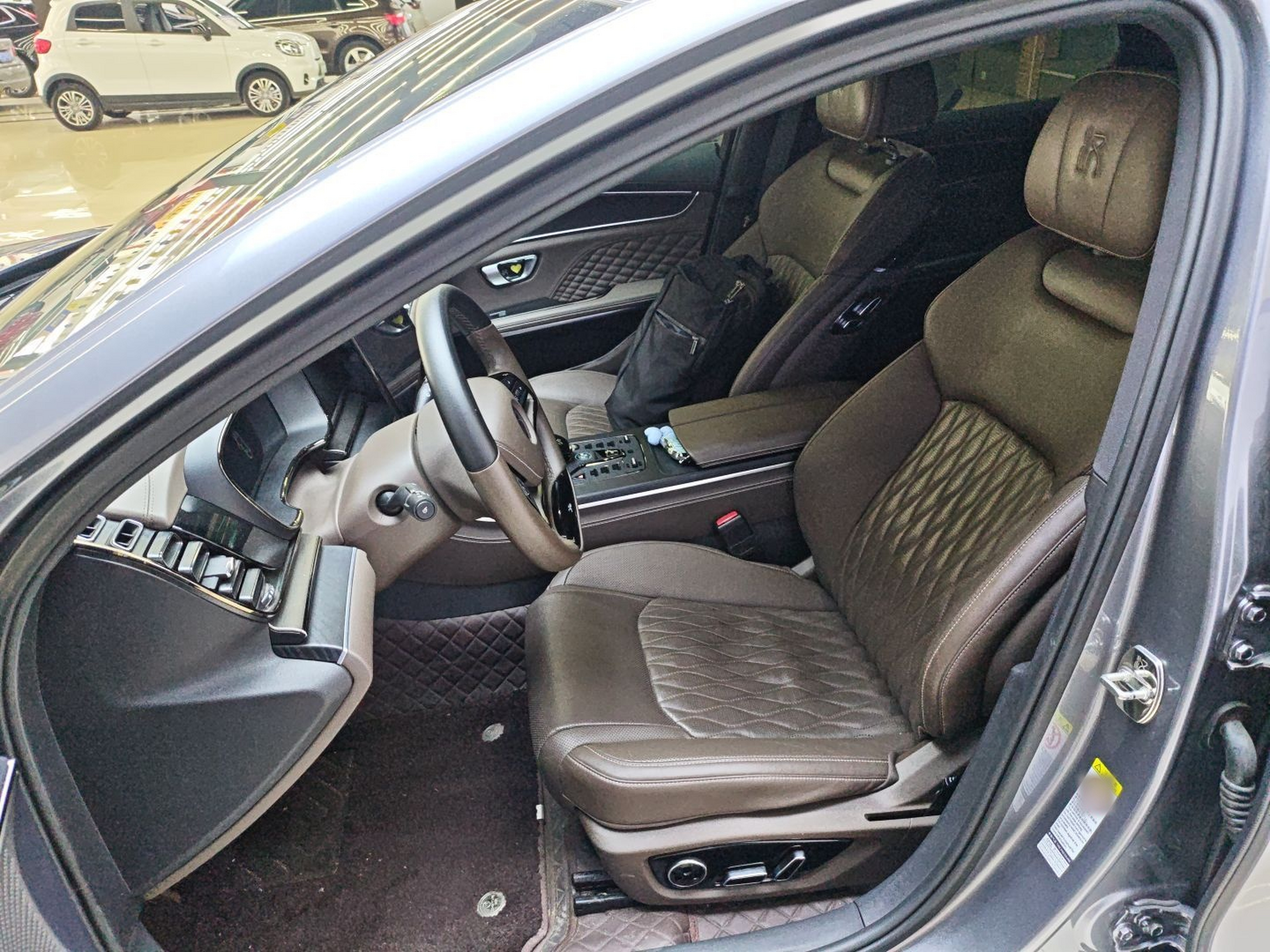 Переднее сиденье в автомобиле