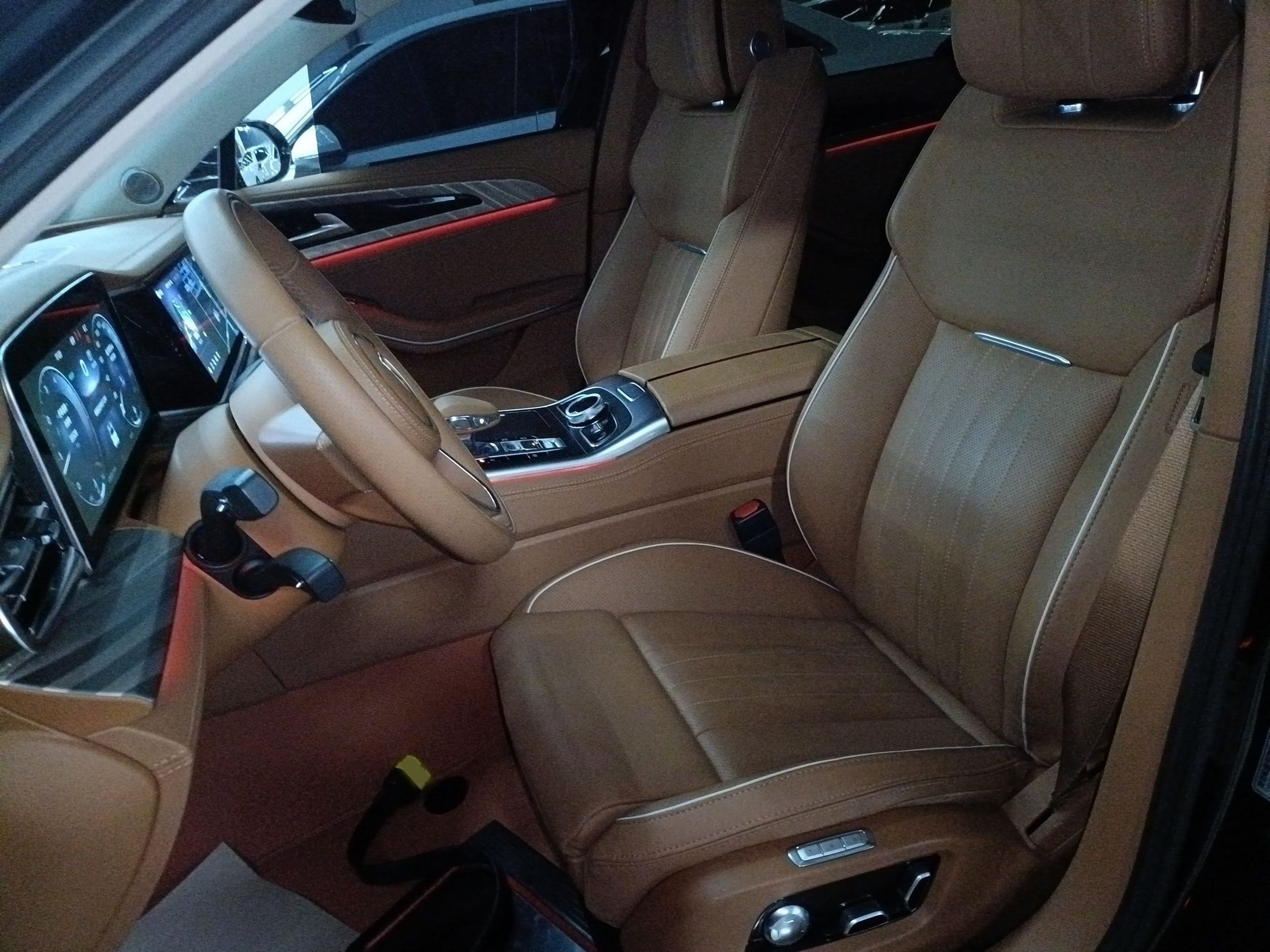 Переднее сиденье в автомобиле