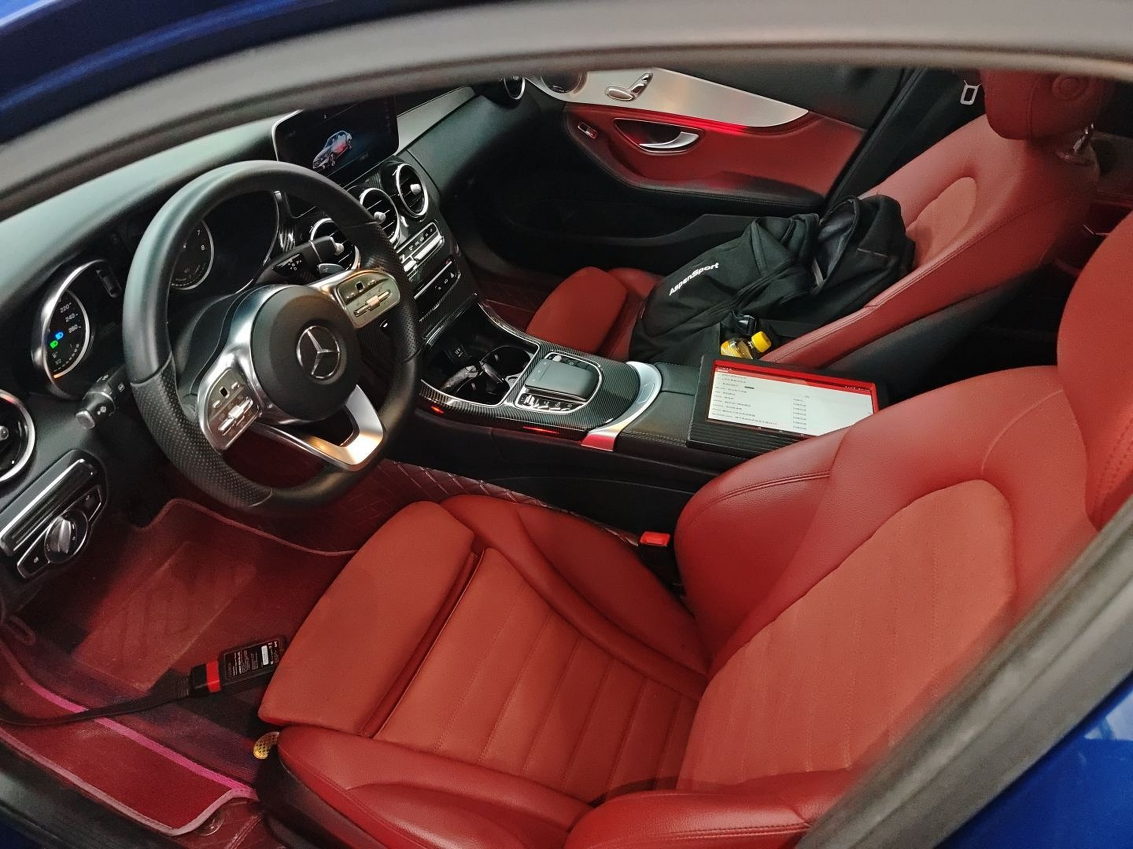 المقاعد الأمامية داخل السيارة